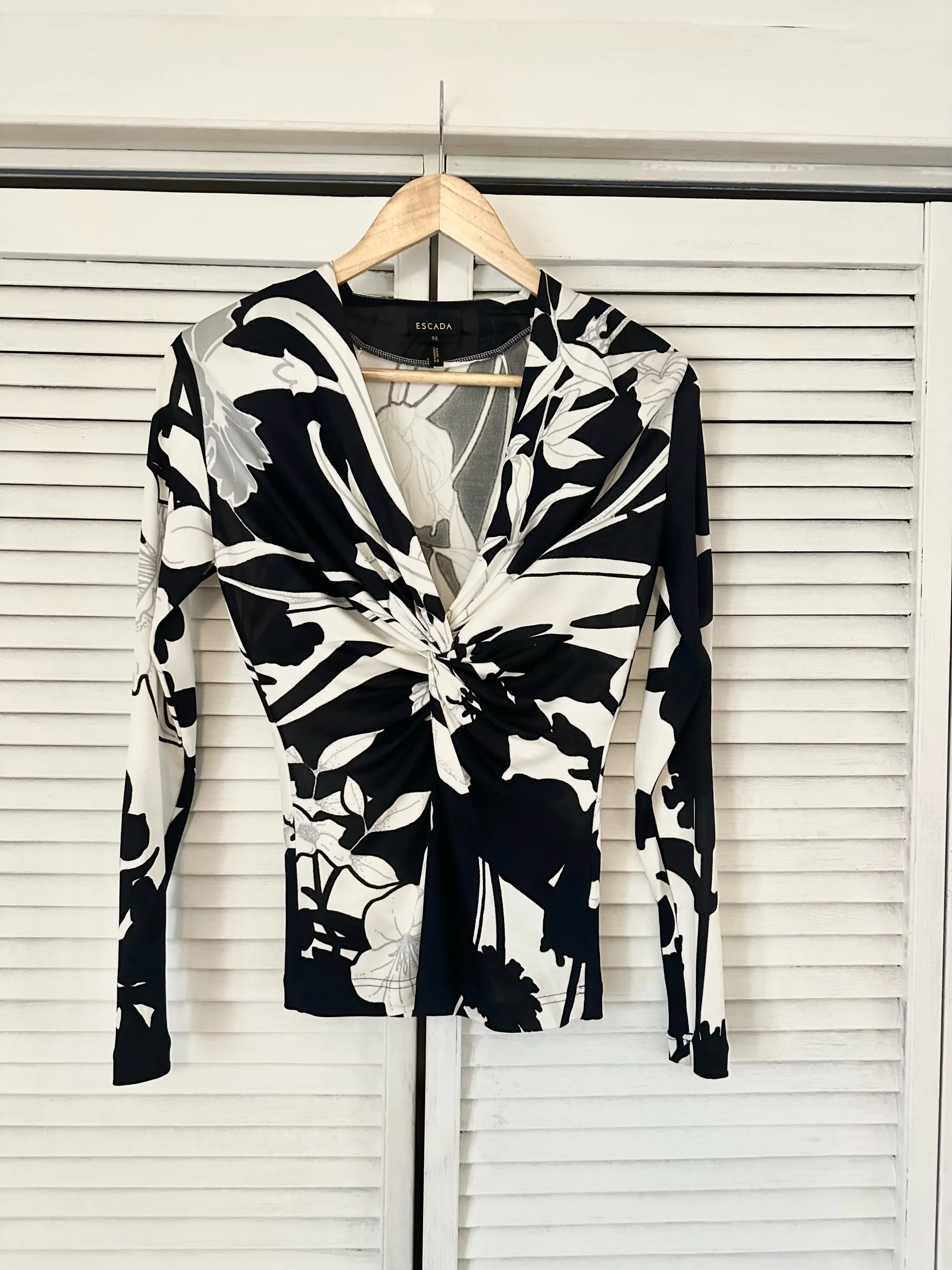 Escada Resort 2013 Navy & White Floral Twist-Front V-Neck Jersey Top XS 2