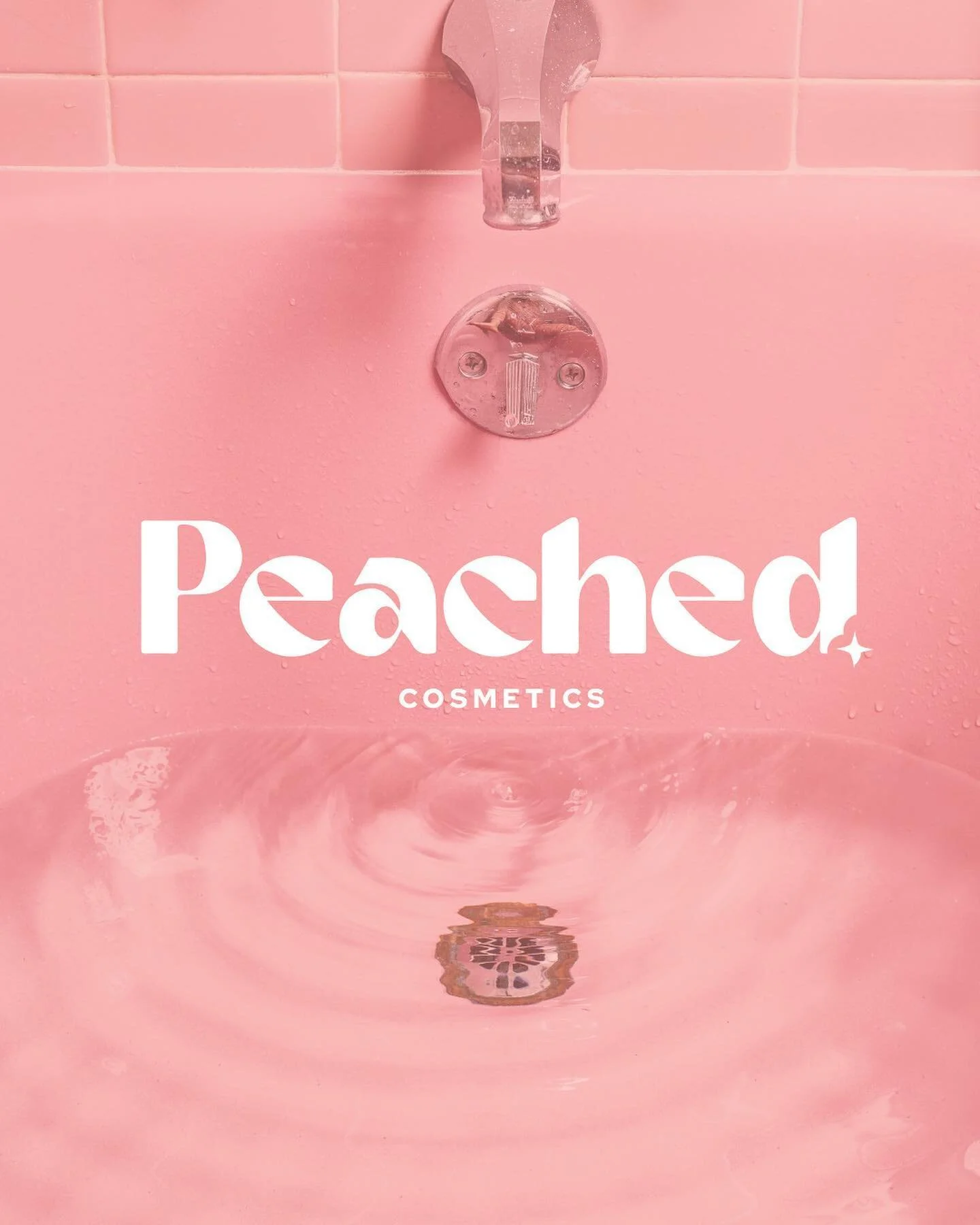 If you haven't noticed, one of my favourite things to do with a branding concept is to create fun little details within typography! 😜 Did you spot the bite out of the 'Peached' logo and the 'P' icon? 😍 Not only are these touches fun to develop, but