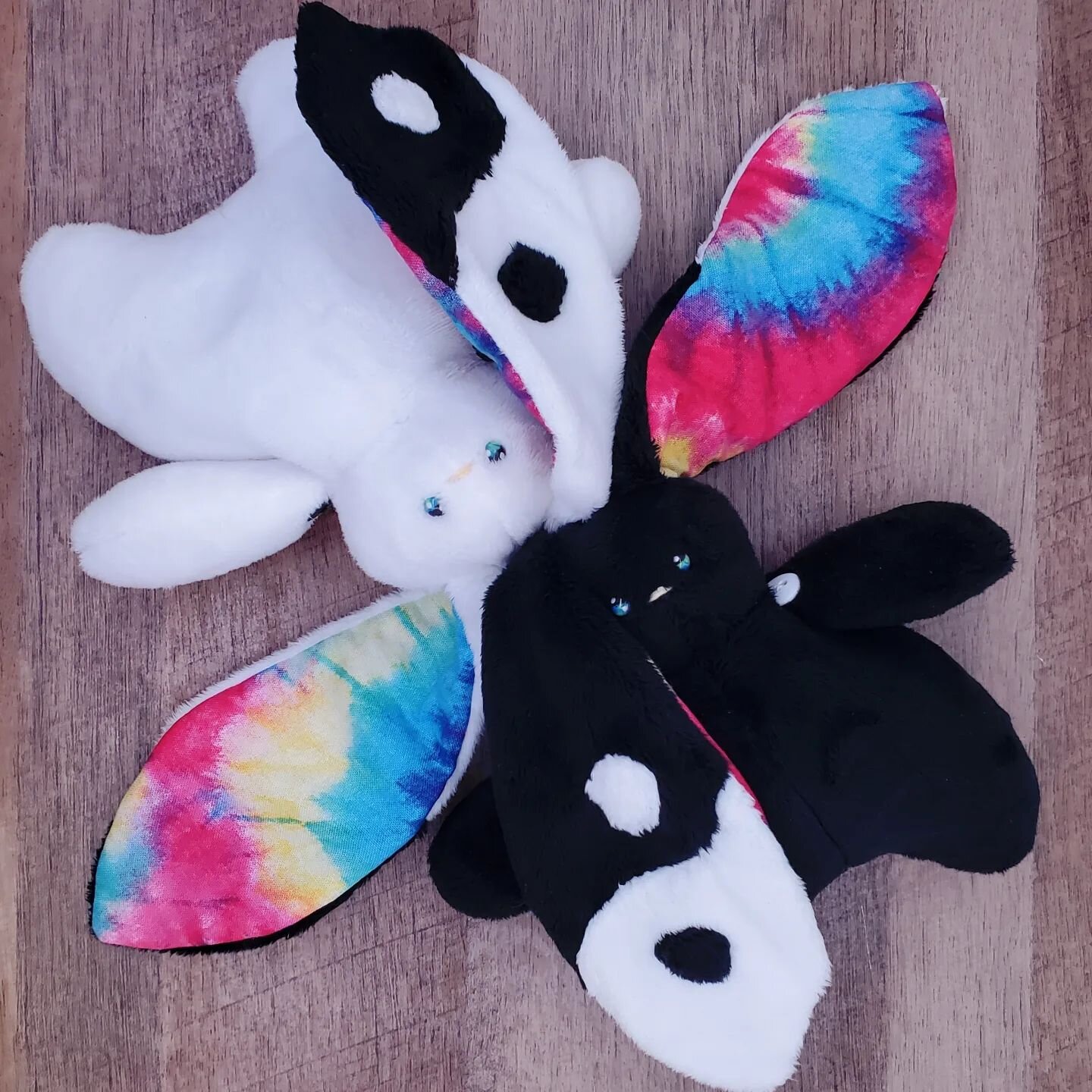 here are some attempts at being a little more creative with my fidget friends :D 
now I am quite close to being able to re-launch my website and I'll have these two listed as ready-to-ship as well. 
it's a little less streamlined, but I am going back