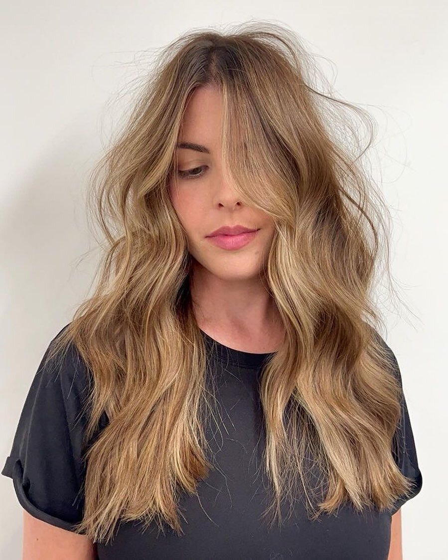 texture &amp; bronde ⚡️
two of our favorite things 🫶🏻

stylist: @hairbyjuliagaffney 

| to book, click the link in bio or call/text us at 619-677-2078 |

#K18Results #hairbrained #bioioniclove#behindthechair #ibizahairtools #parluxus#unitehair #ame