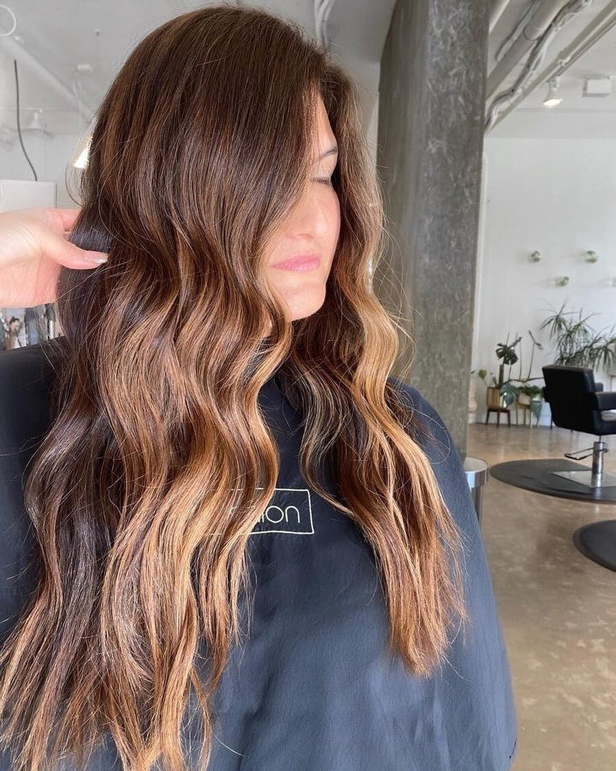 Happy Tuesday 🌞 
Breakdown of this service ✨
&bull;Stylist : @_beautybystephyy 
&bull;Base Color for grey coverage 
&bull;Face framing teasy highlight 
&bull;Lowlight 
&bull;Global gloss 
&bull;Cut 
&bull;Blow Dry/ Styled

| to book, click the link 