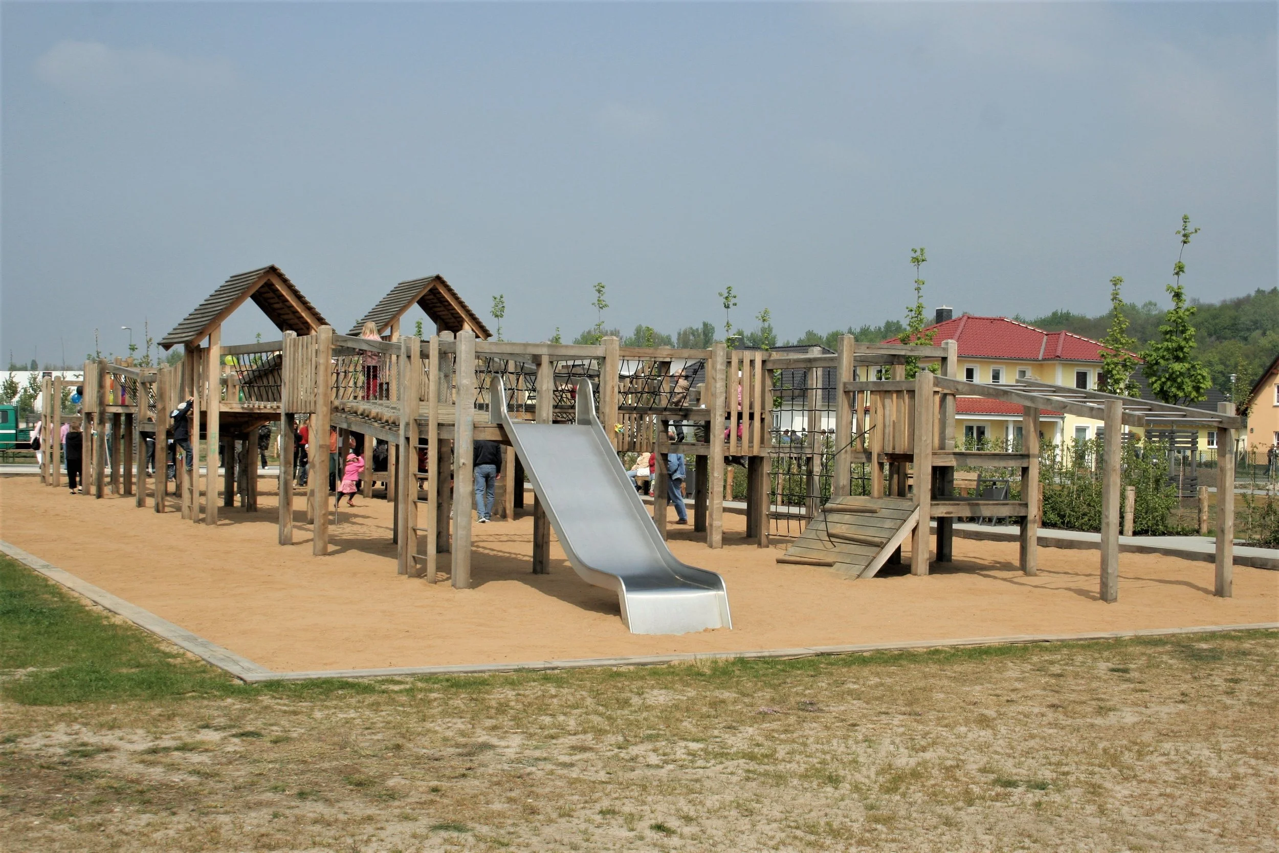 Klettertürme mit Brücke und Rutsche, Wühlegrünzug F99.028 Wuhlegrünzug