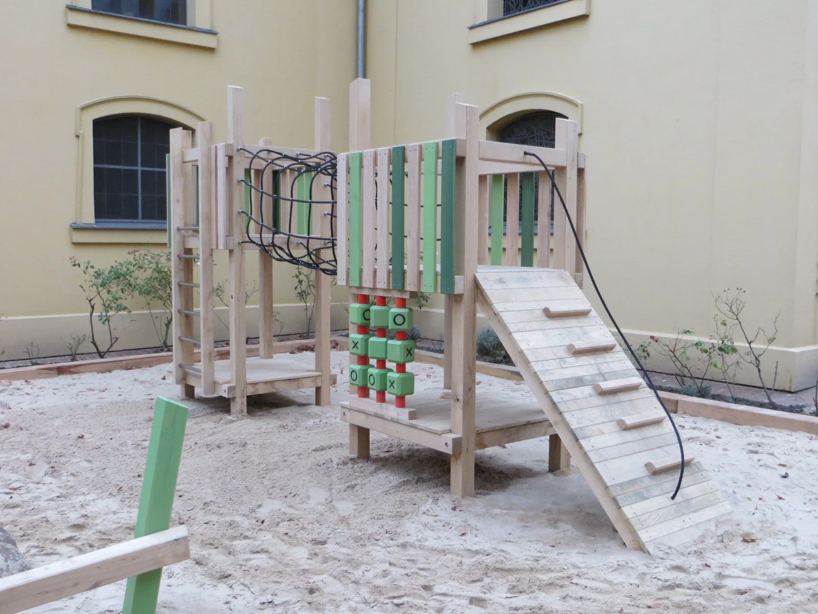 F_12.124_Gierkeplatz_Spielgeräte, Sitzbank_1342 (13)_WEBSITE.JPG