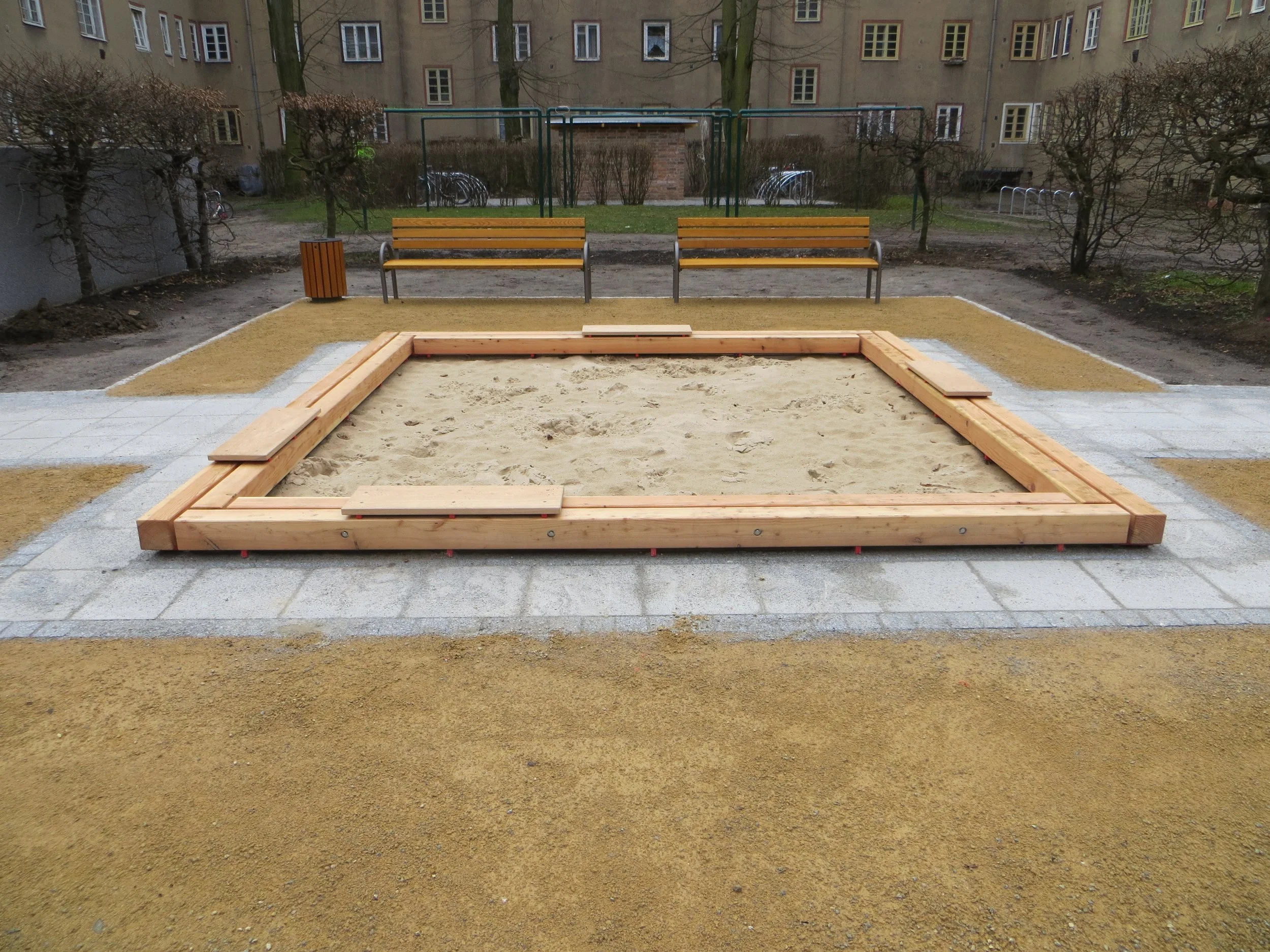 F_15.062_Sellinstraße I_Sandkasten-Einfassung_1608 (4)_WEBSITE.JPG