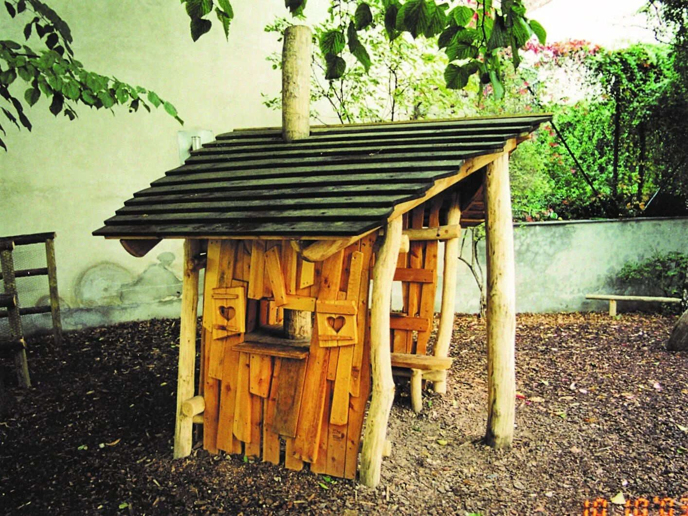 Spielhaus mit Fensterladen