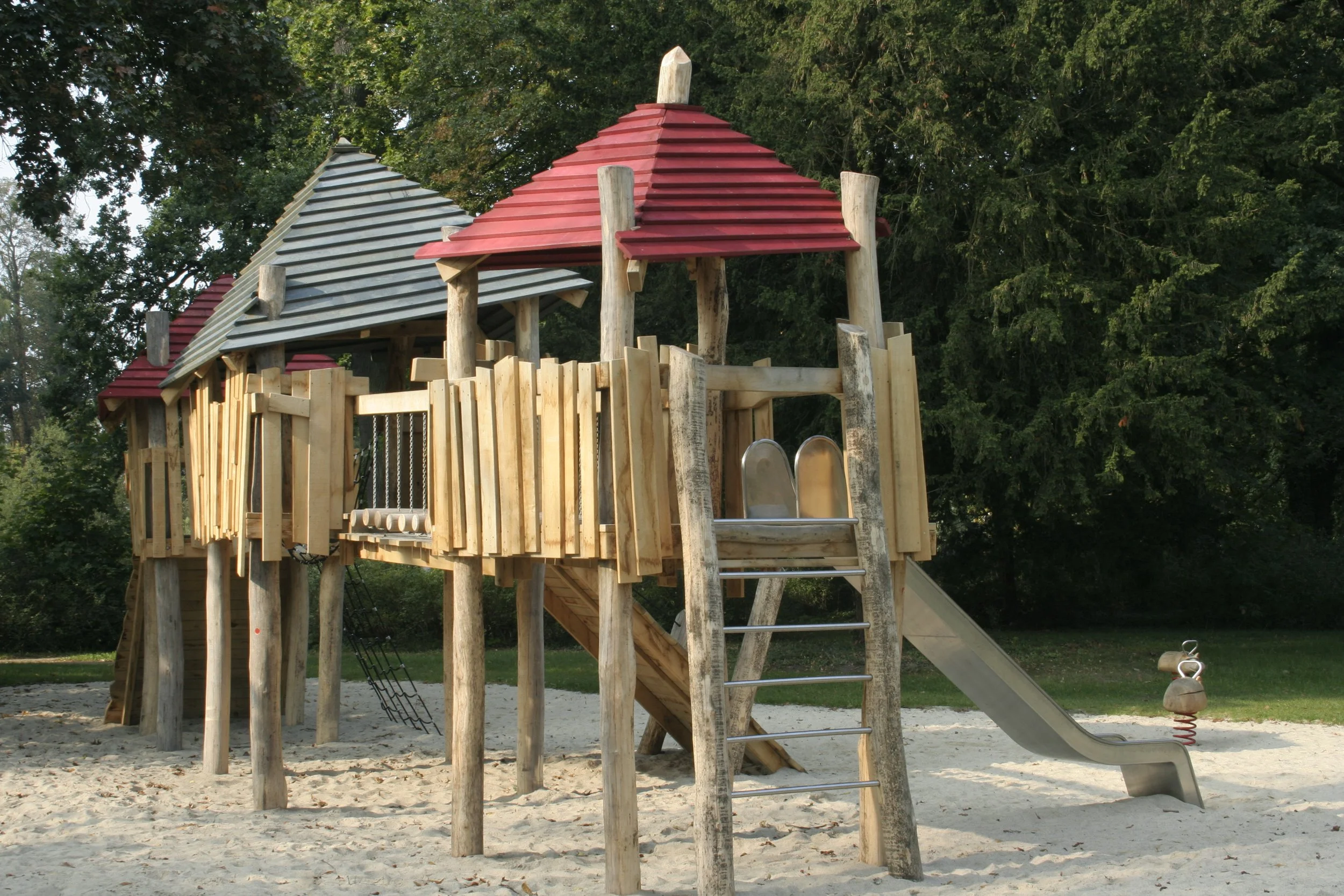 F_08.027_Schloßpark, Golßen_Spielgeräte, Pergola, Sitzpodest_0934 (33)_WEBSITE.JPG