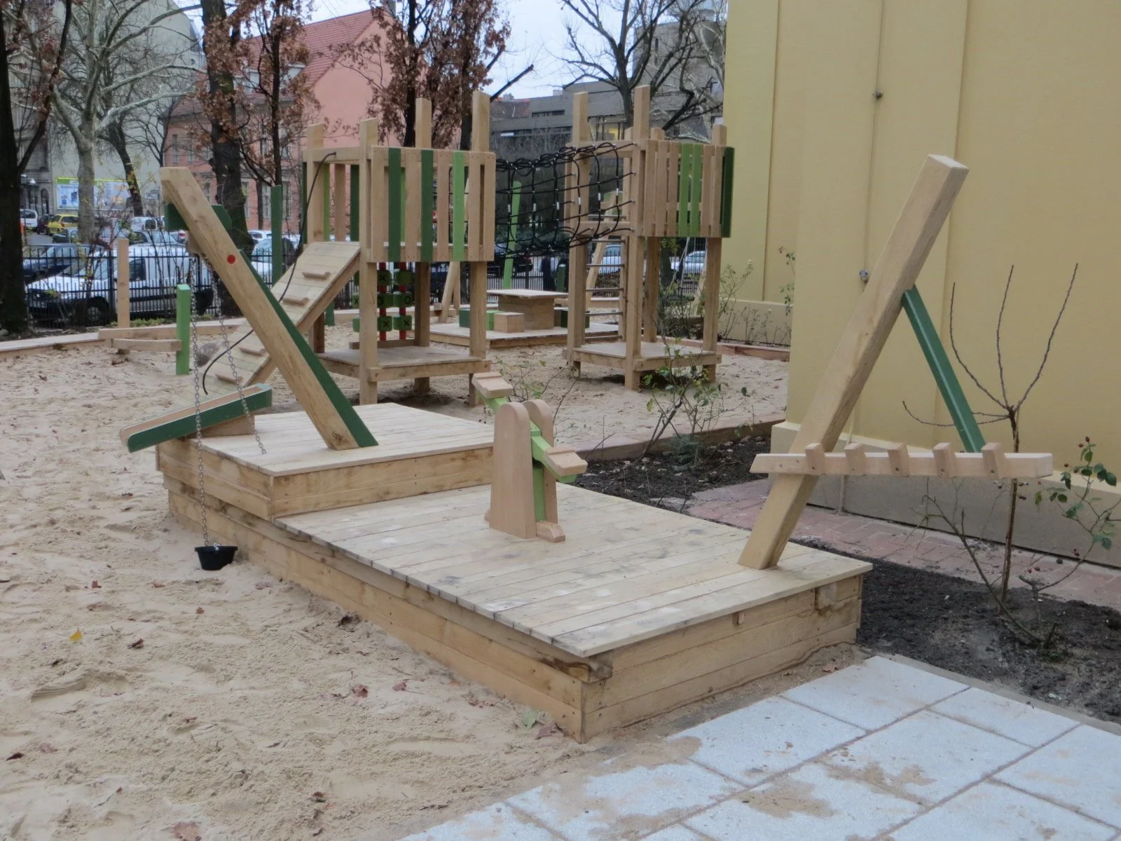 F_12.124_Gierkeplatz_Spielgeräte, Sitzbank_1342_WEBSITE__bearbeitet.JPG