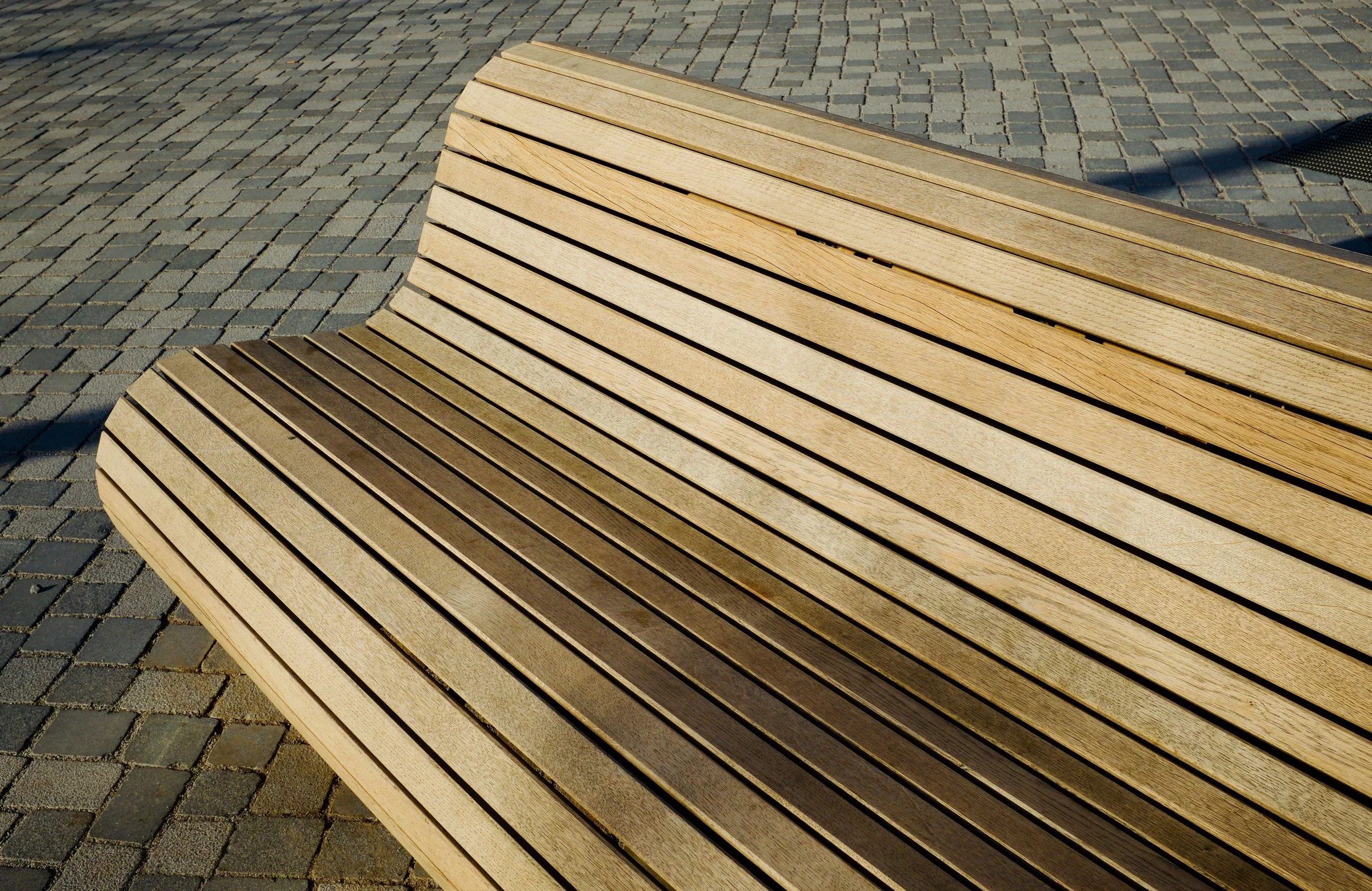 Bank, Mercedes-Benz-Platz