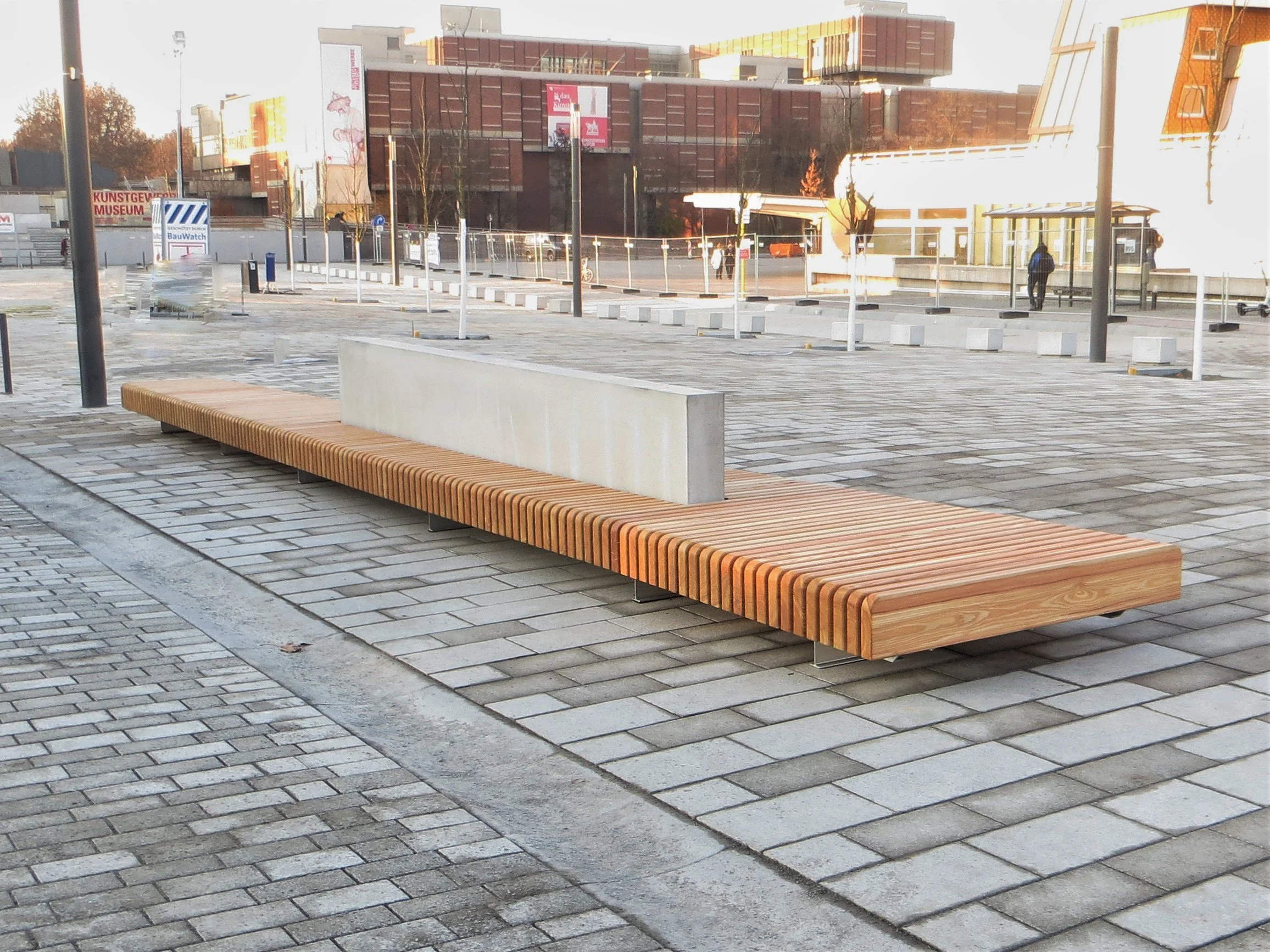 Lamellenbank, Scharounplatz