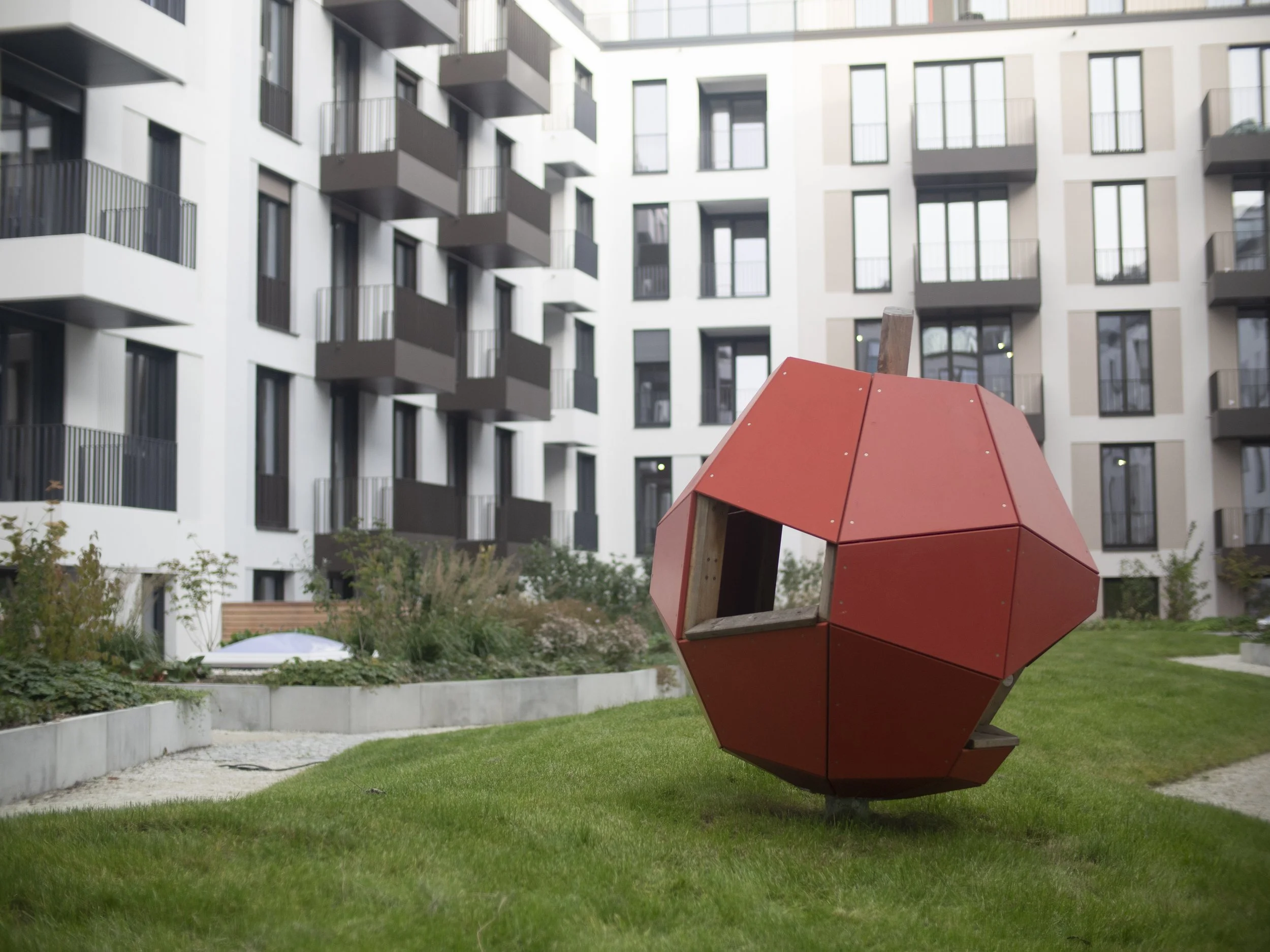 F_16.065_Kurfürstenstraße I_Spielgeräte Apfel_2215_WEBSITE__bearbeitet (2).jpg