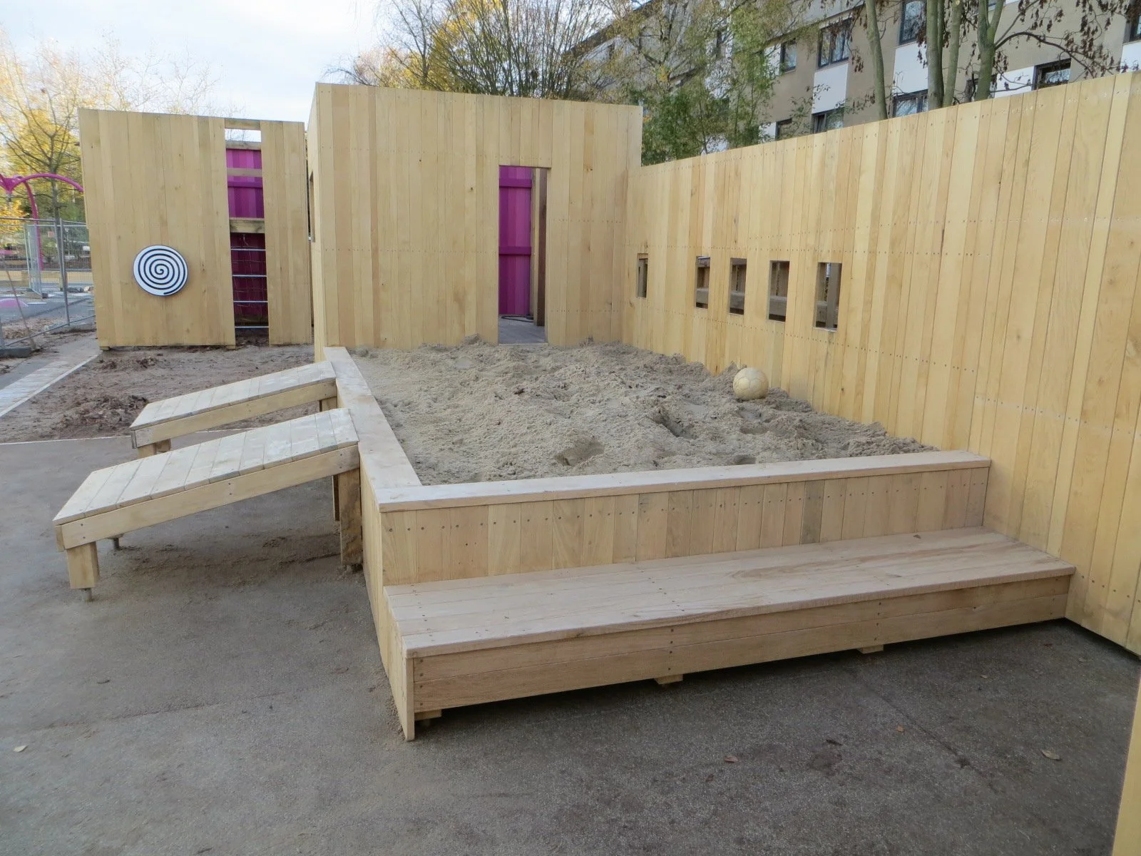 F_12.114_Hanielweg (Steinwaldschule)_Spielgeräte, Sitzbalken_1334 (31)_WEBSITE.JPG