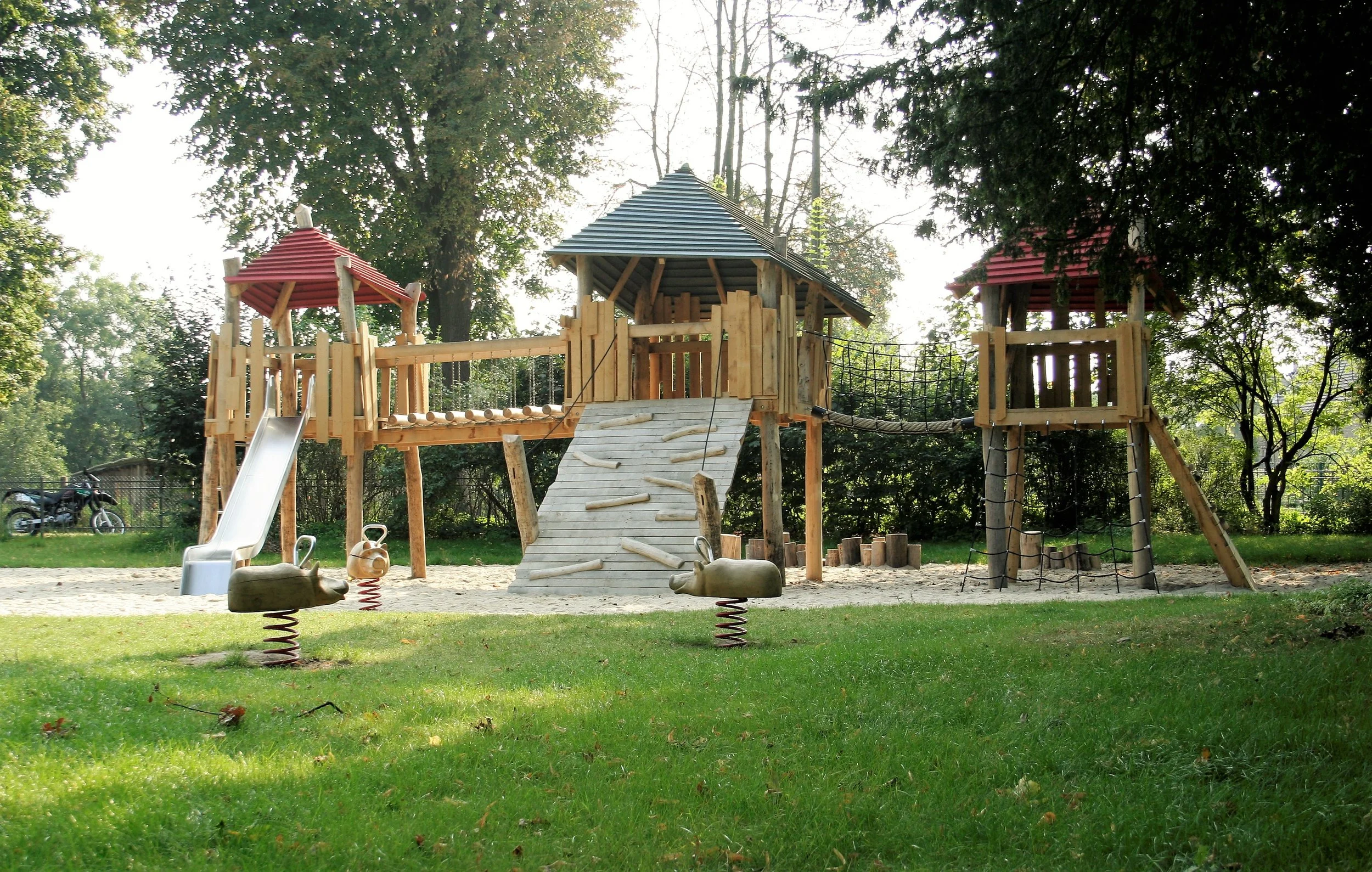 F_08.027_Schloßpark, Golßen_Spielgeräte_0934_WEBSITE__bearbeitet.JPG