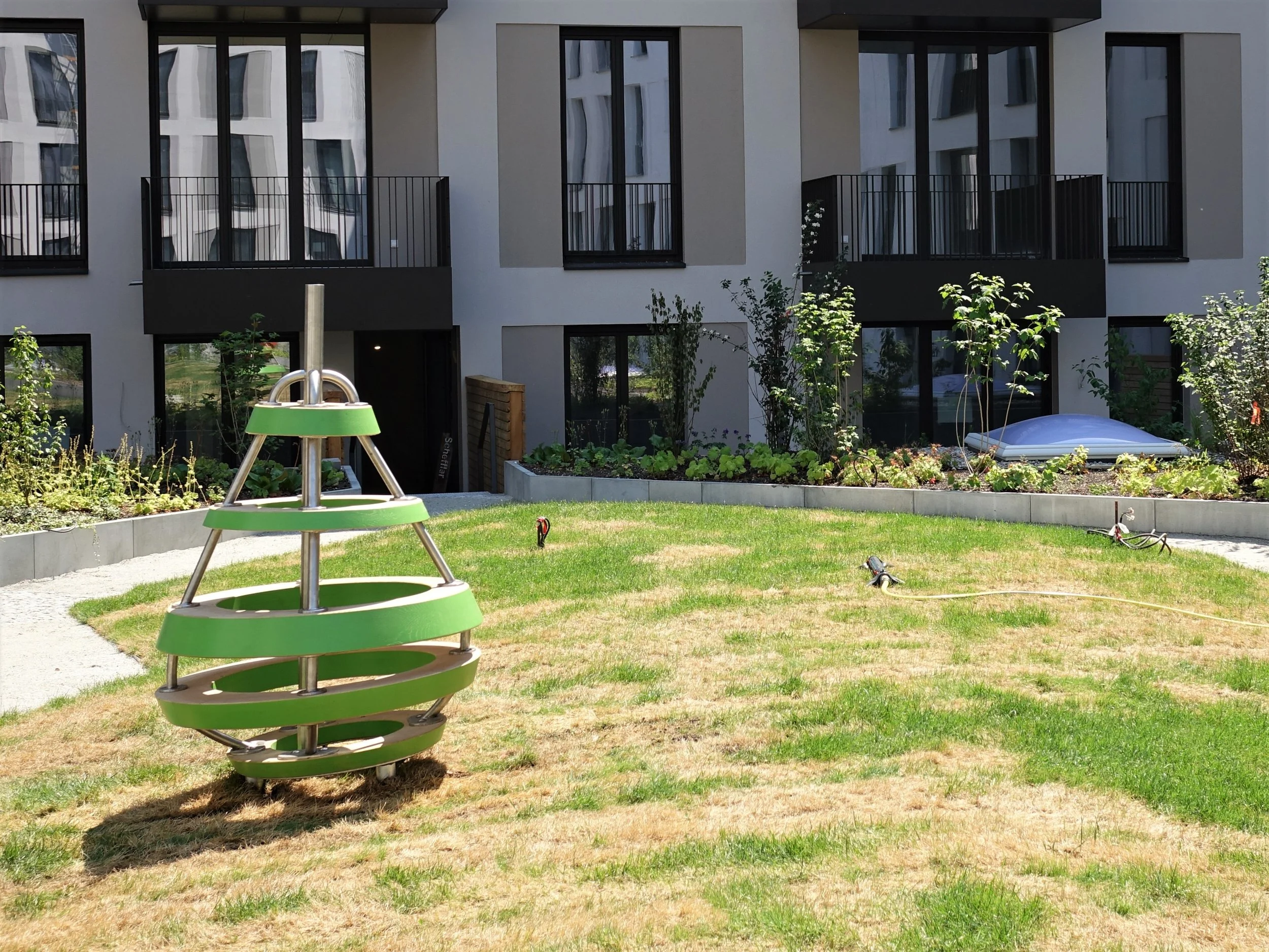 F_16.065_Kurfürstenstraße I_Spielgeräte Birne_2215_WEBSITE__bearbeitet.JPG