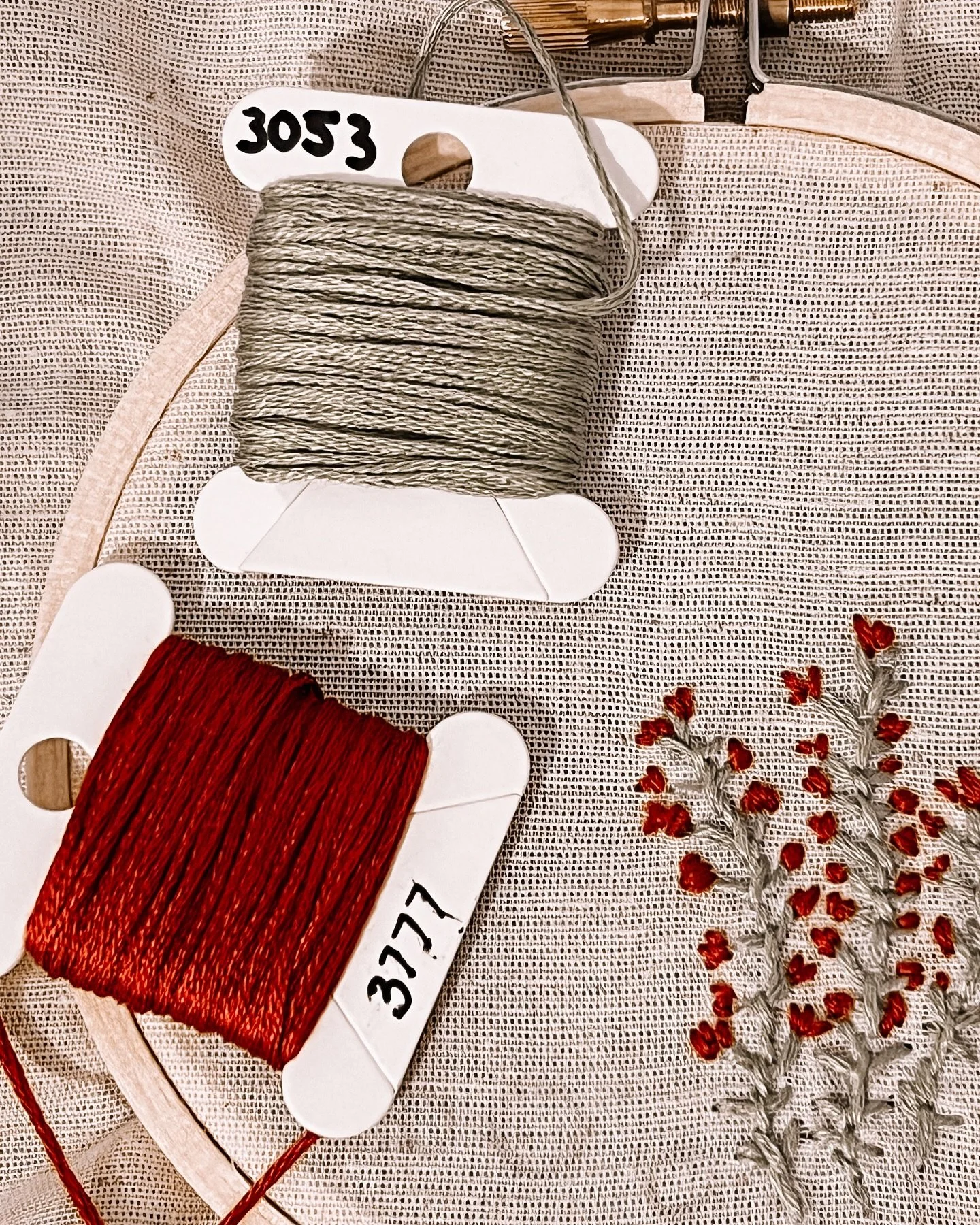 New project incoming… any guesses what I’ve made this time? 
A few clues: 
1. It’s something to wear
2. It’s for a specific place/occasion
3.It’s more than one kind of ‘flowery’ 
#embroideryart #floralembr