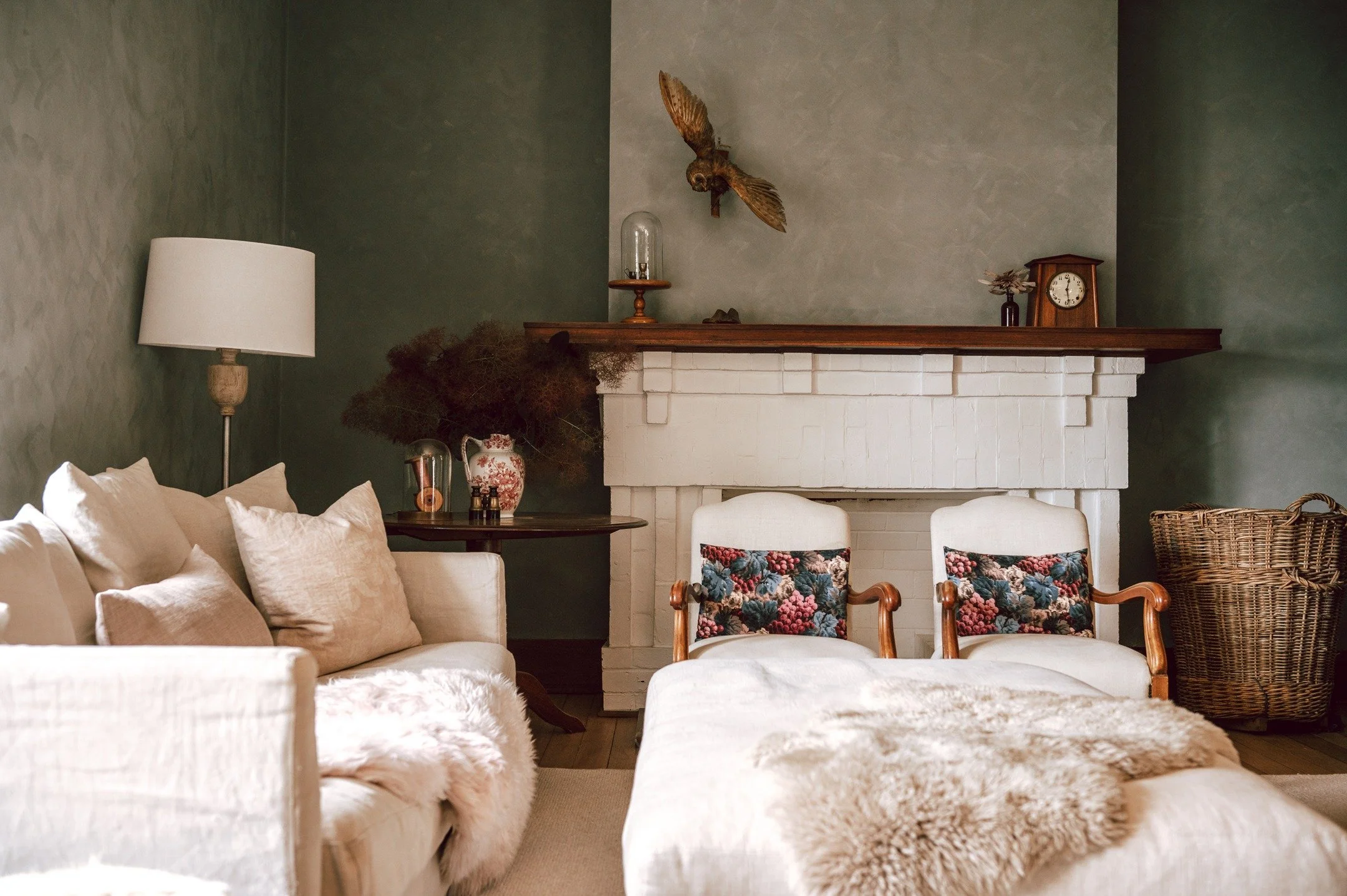 Hey friends!
If you run an accommodation space, here’s a little insider tip: professional photos really do make a huge difference.
Airbnb reports that listings with professional photos can see up to a 20% increase in earnings and 20% more boo
