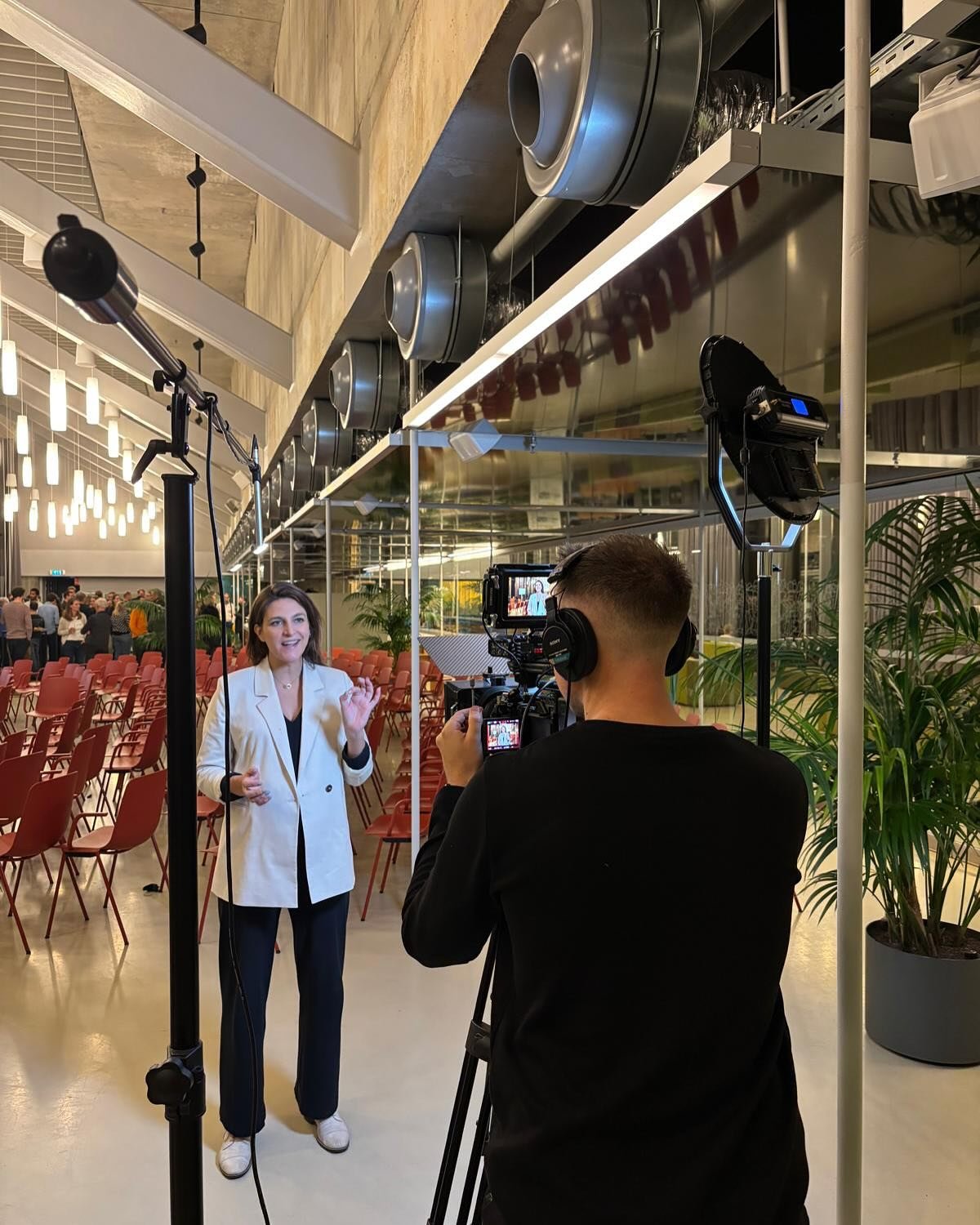 Last December, we had the opportunity to film Doneer Effectief's donor event ('donateursevent') at the University of Amsterdam.

🎥 With a two-camera setup we filmed both team members and guest speakers, highlighting the impact of effective giving an