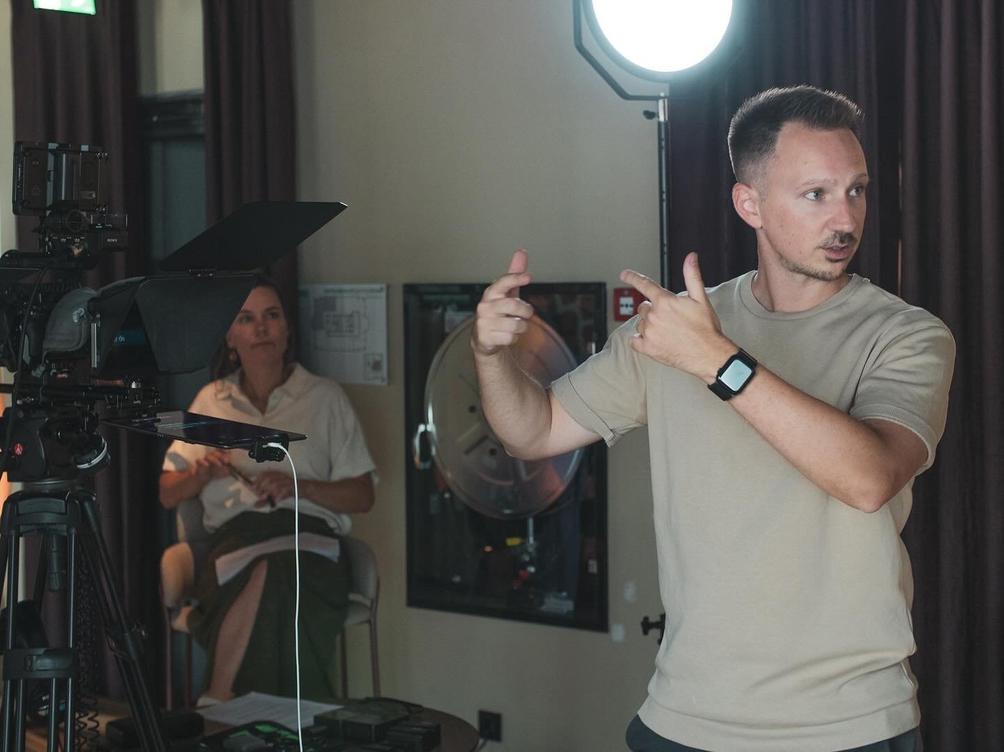 🎬 We recently spent a productive day with Doneer Effectief in Rotterdam, capturing 25 interviews with 19 different people to address some of the most frequently asked questions the foundation has received. Doneer Effectief is doing incredible work i