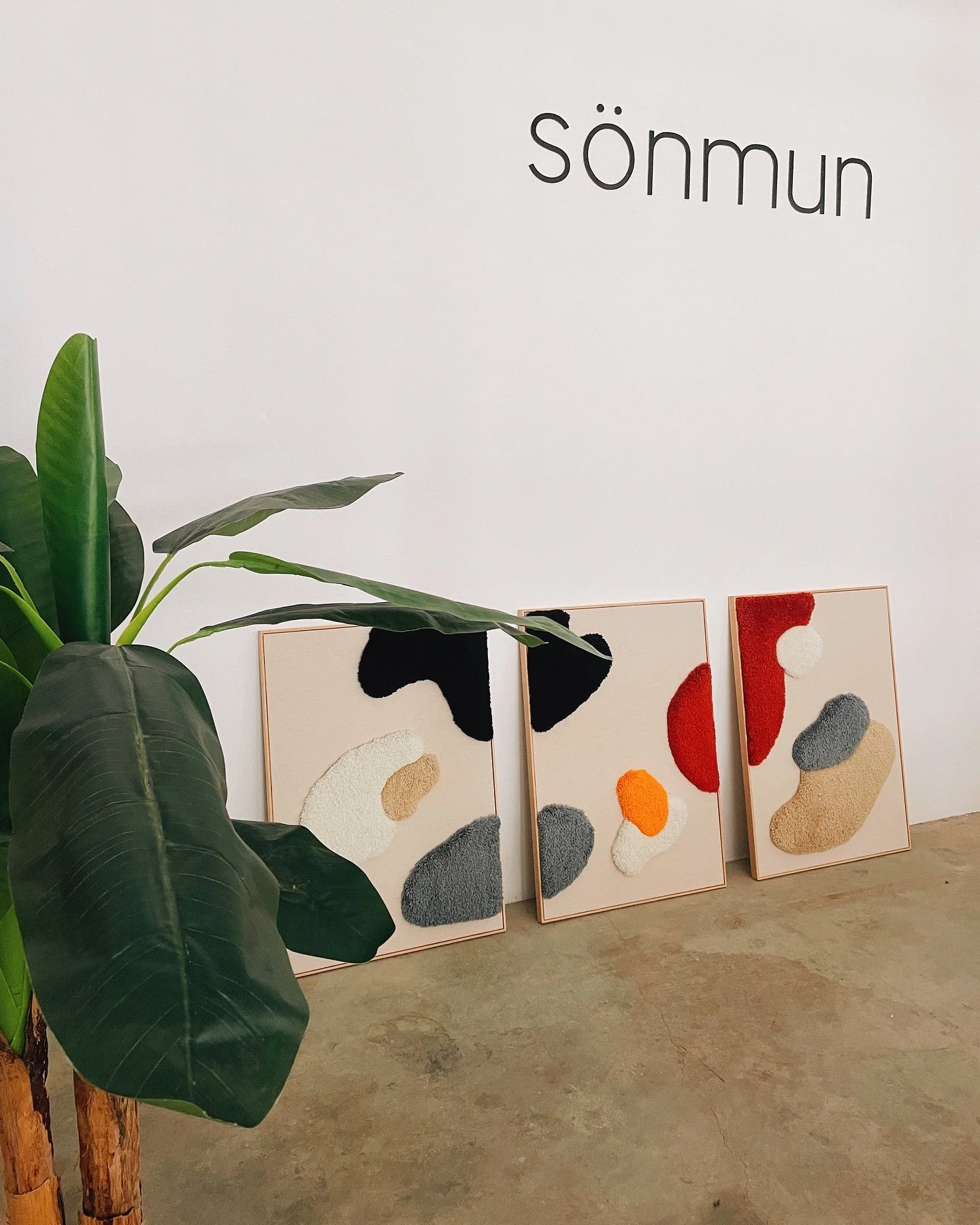 Lately we&rsquo;ve been working on this bespoke piece to deliver to Comporta.
Such a joy to create something different and make reality ideas from scratch.

#sonmunstudio #handmadeinportugal
.
.
.
.
.
#handmadetextiles #tuftedart #textiledesign #hand