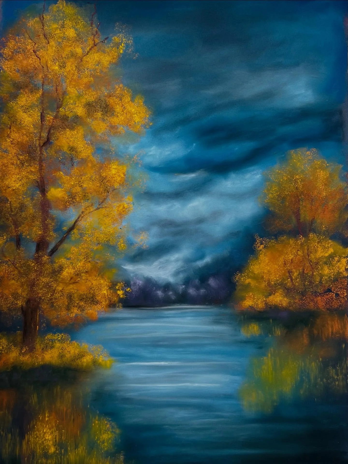 Lumi&egrave;re d&rsquo;automne.
Ce moment suspendu o&ugrave; le bleu s&rsquo;alourdit,
o&ugrave; les arbres se parent d&rsquo;or avant le silence de l&rsquo;hiver.
Une lumi&egrave;re dense, presque liquide,
comme un souvenir qu&rsquo;on aurait r&ecir