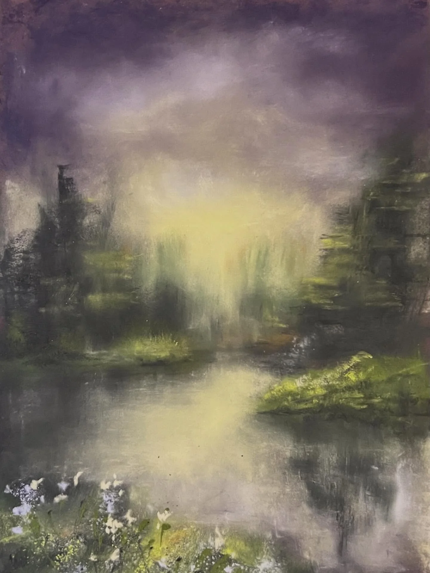 Il y a des lumi&egrave;res qui arrivent sans bruit.

Elles traversent l&rsquo;ombre,
elles s&rsquo;installent doucement,
elles changent l&rsquo;atmosph&egrave;re d&rsquo;une pi&egrave;ce sans jamais forcer.

Ce pastel est n&eacute; de ce moment suspe