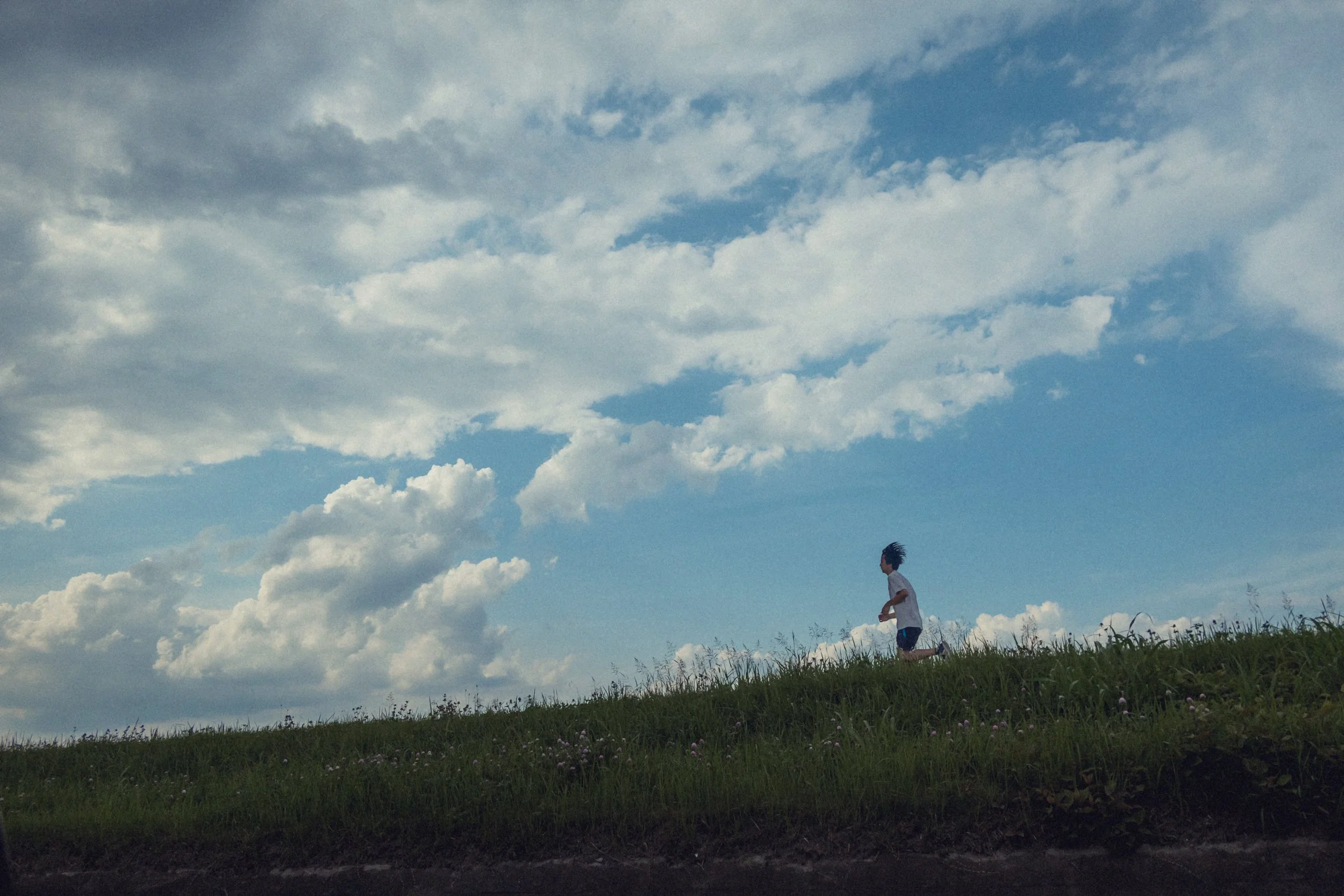 走る少年、夏を先取り。　Summer is coming. 