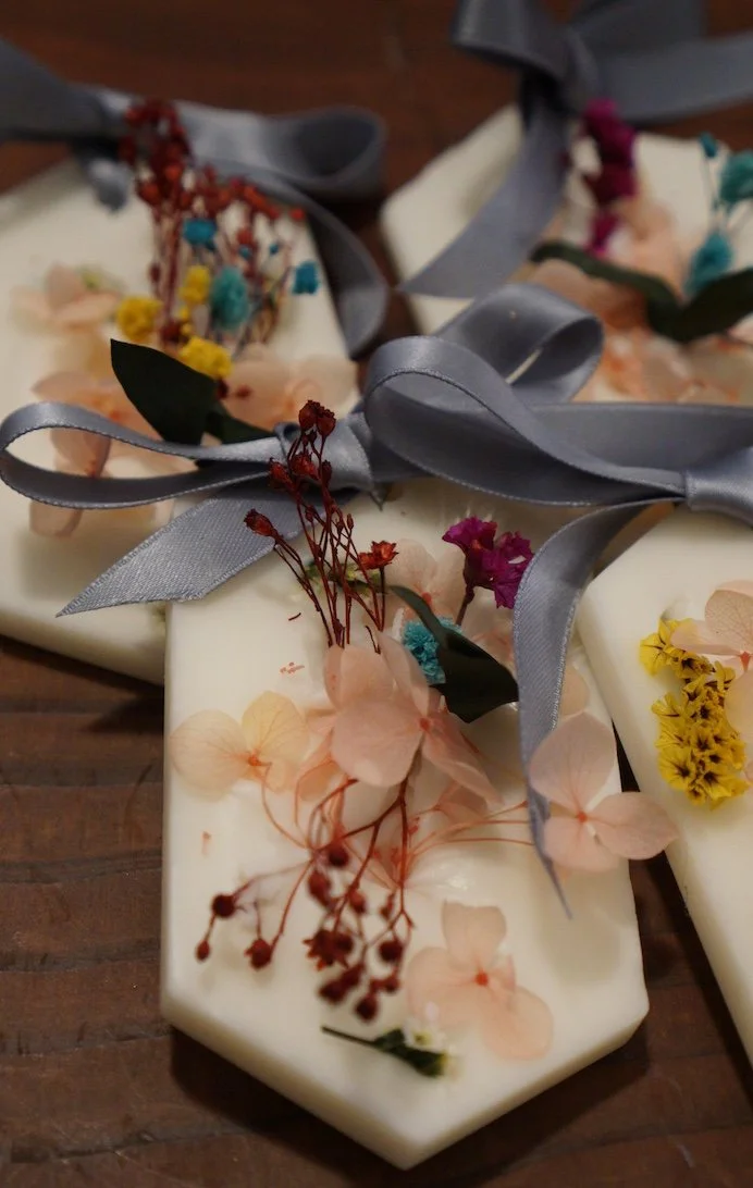 camei in cera profumata decorati con fiori essiccati