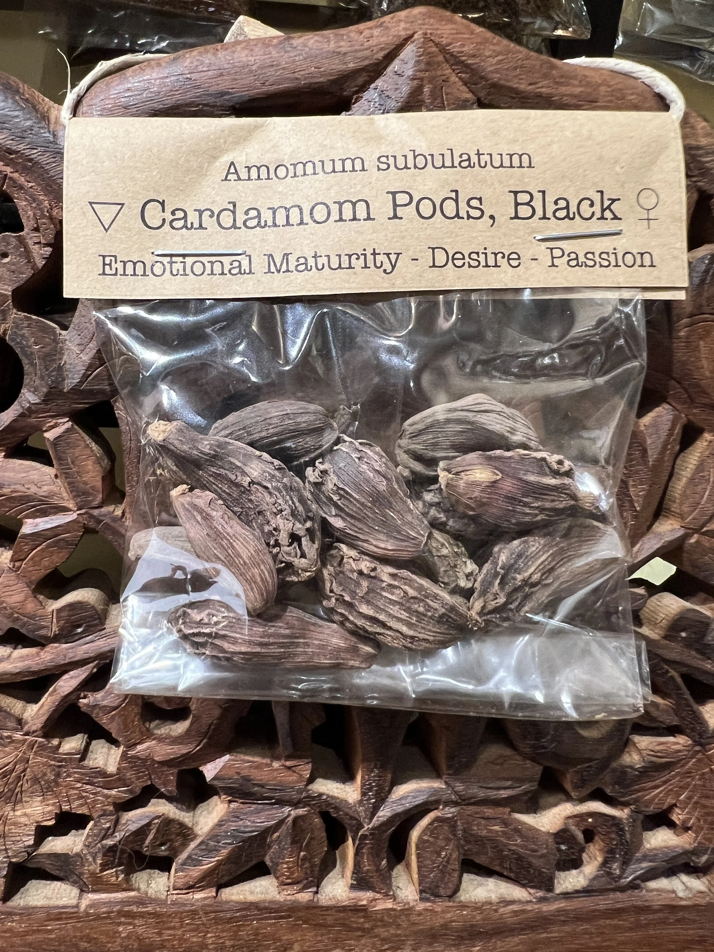 Spellcraft Herbs: Cardamom Pods, Black)