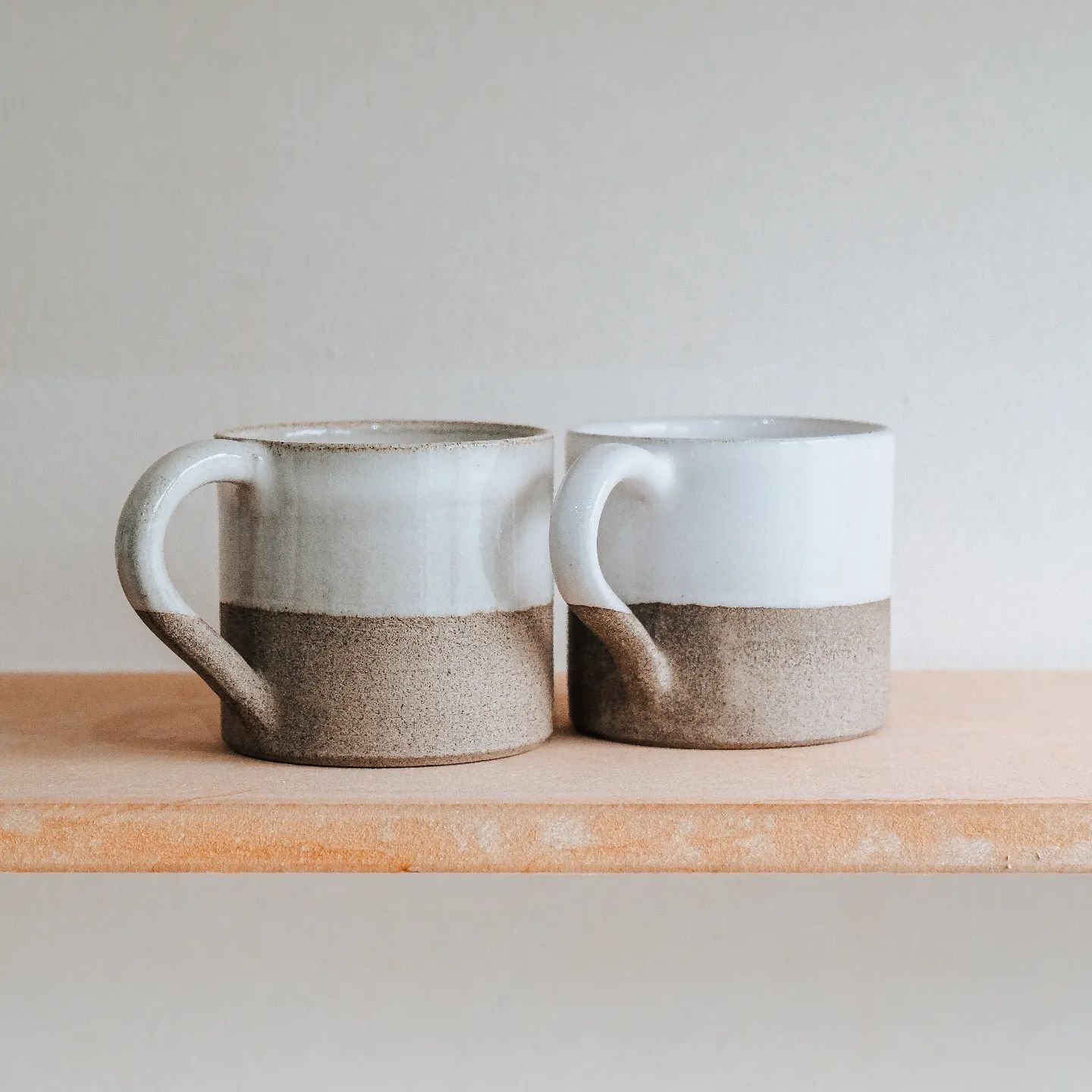 New Batch 🏴󠁧󠁢󠁷󠁬󠁳󠁿 In my hometown of Bridgend (Pen-y-bont), Beth runs The Station, a lovely shop centred around community. Inspired by the stone walls of the local pubs, these mugs feature a classic handle, white washed texture, and are generou