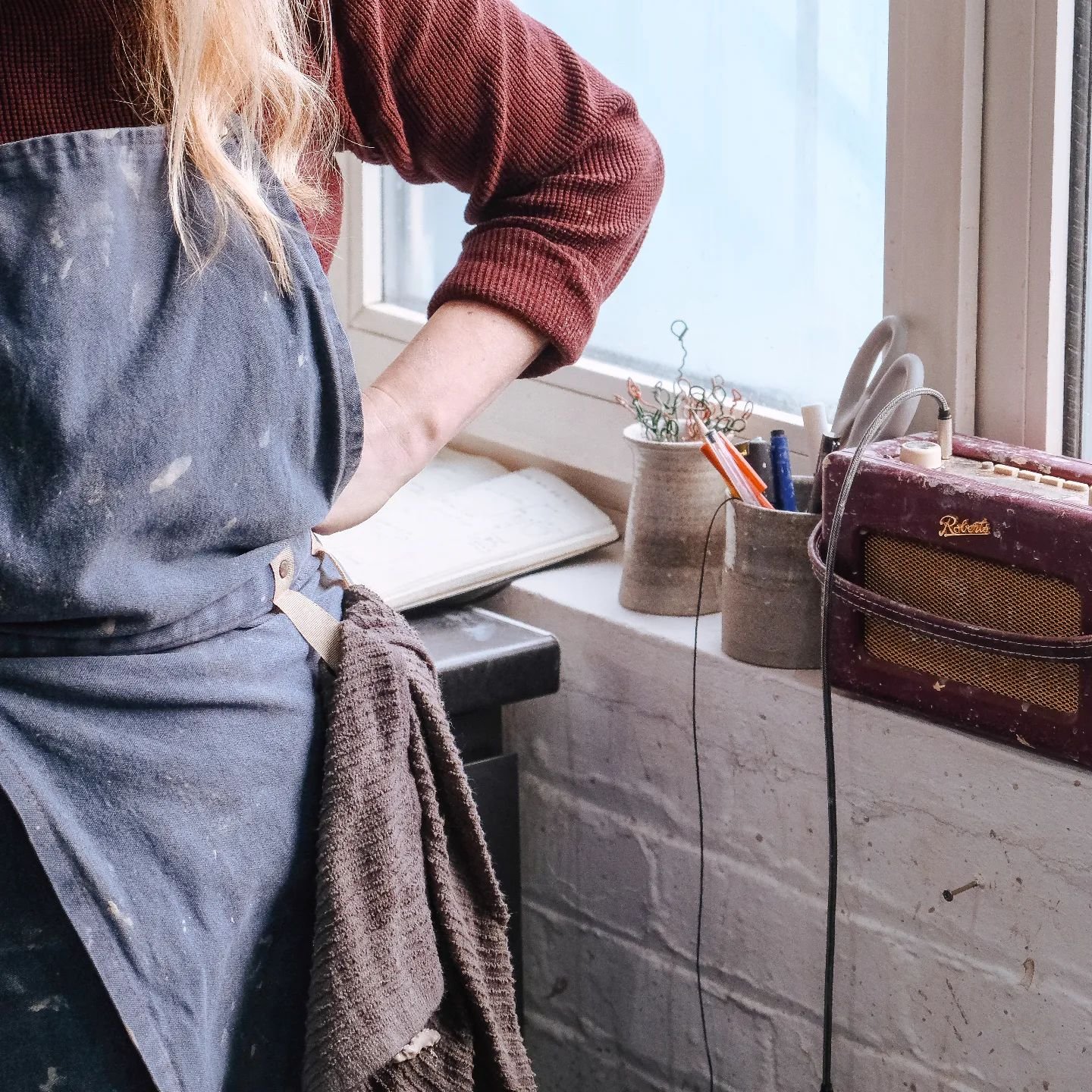 Been super busy working on some big commissions recently and have very much neglected social media! So here is a nice photo of my apron and trusty radio. 

Emma x

#macclesfield #pottery
#cheshire #clay 

Photo by @itscommonsenses