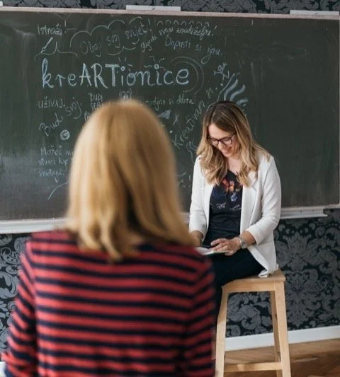 evasimona-kreartionice-bts-prvi-red-fotelja.jpg