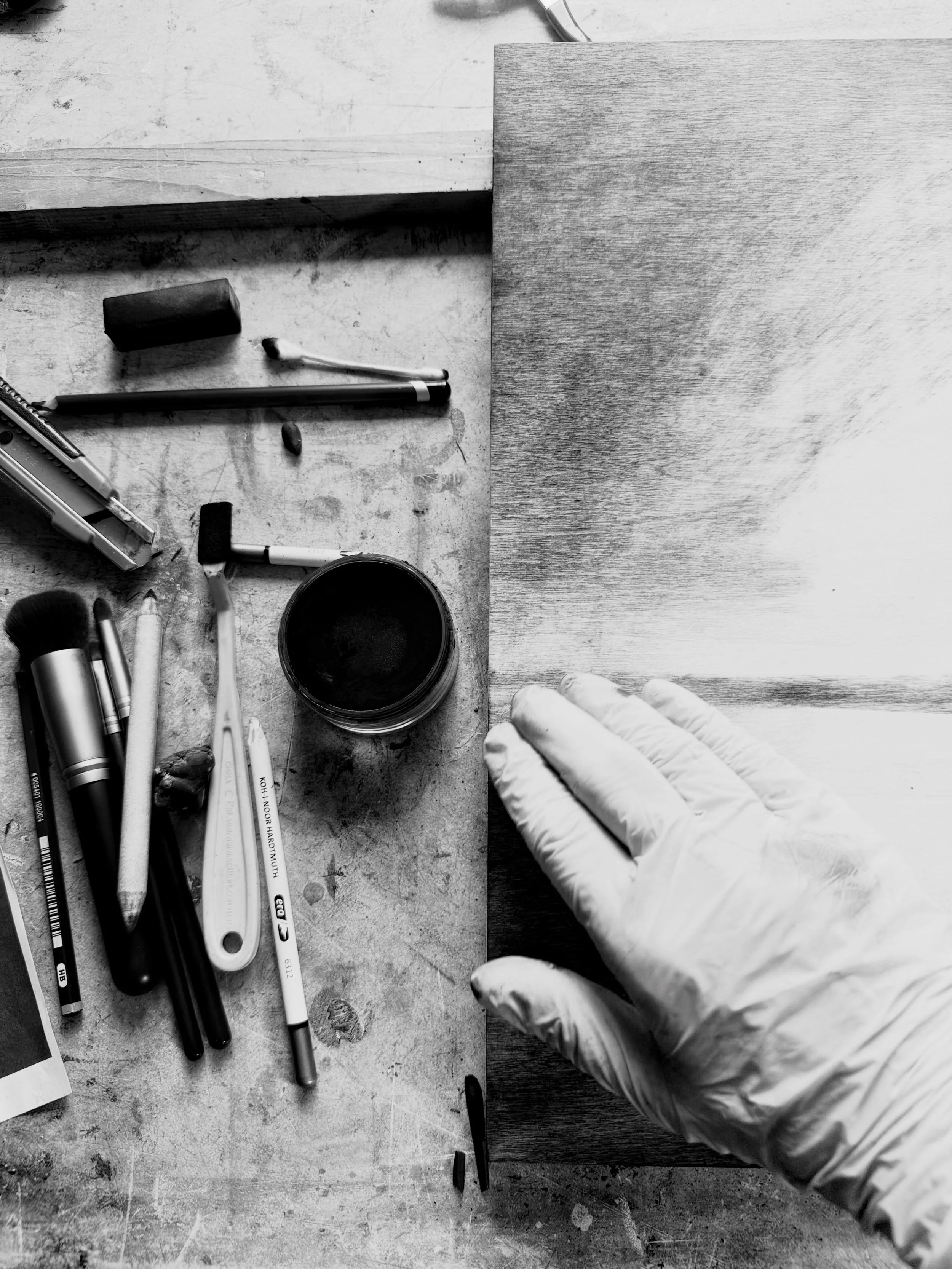 Hands-up who loves a bit of black and white?
🙌

I absolutely adore b/w, I love the depth of mood, the high contrast, the light, the dark &ndash; I love it!
Beginnings of another piece in a series about needing the dark to appreciate the light. Drawi