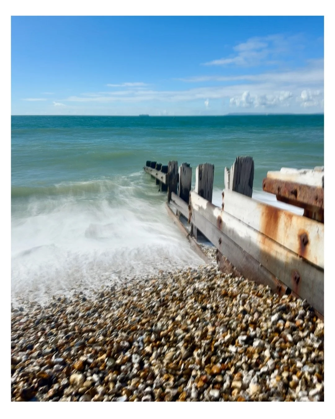 Fabulous few days of rest for the mind and inspiration for the soul 🤍 
* loved &lsquo;The Cream Mary&rsquo;&hellip; brilliant play on words!

#seascapes #seaphotography #inspiredbynature_ #artist #painter 

sussex | icmphotography | abstraction | ho