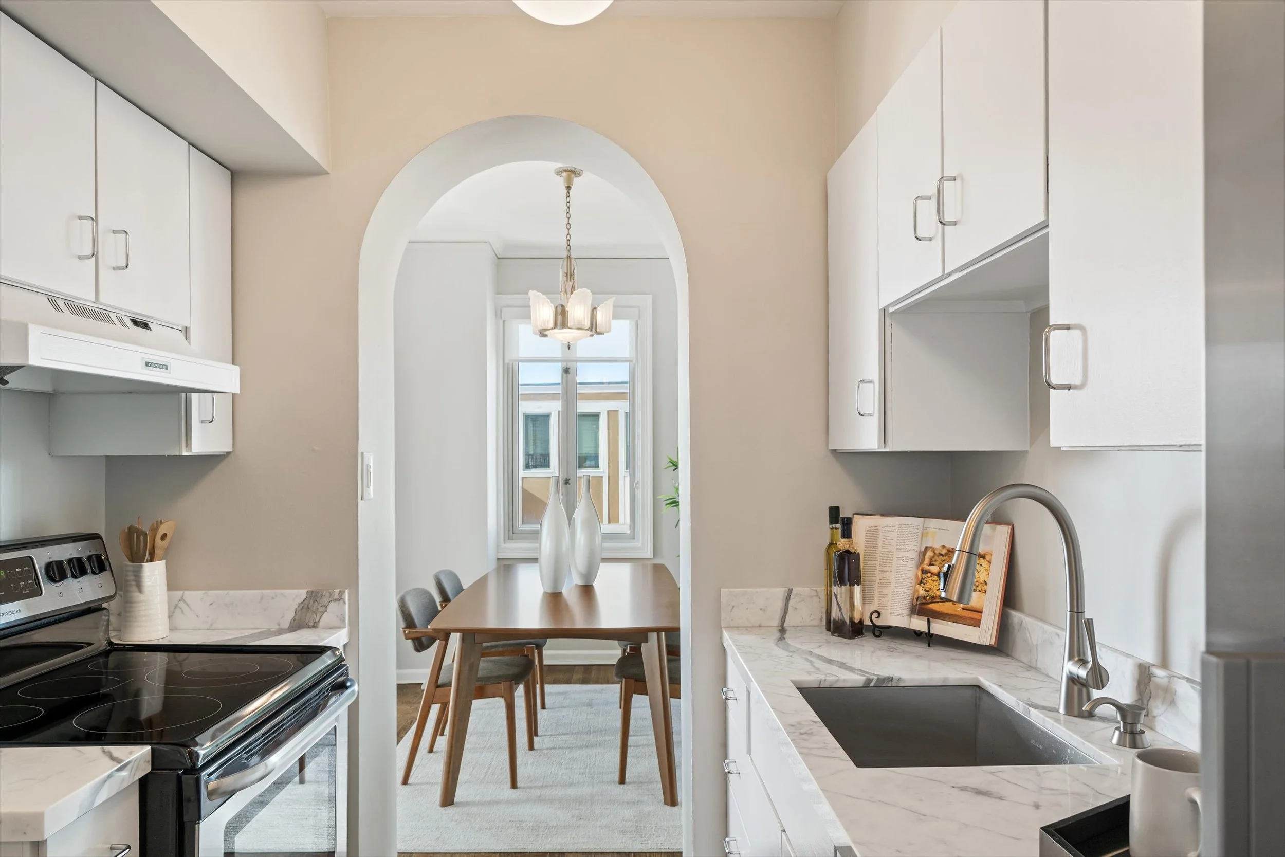 07-Kitchen to Dining.jpg