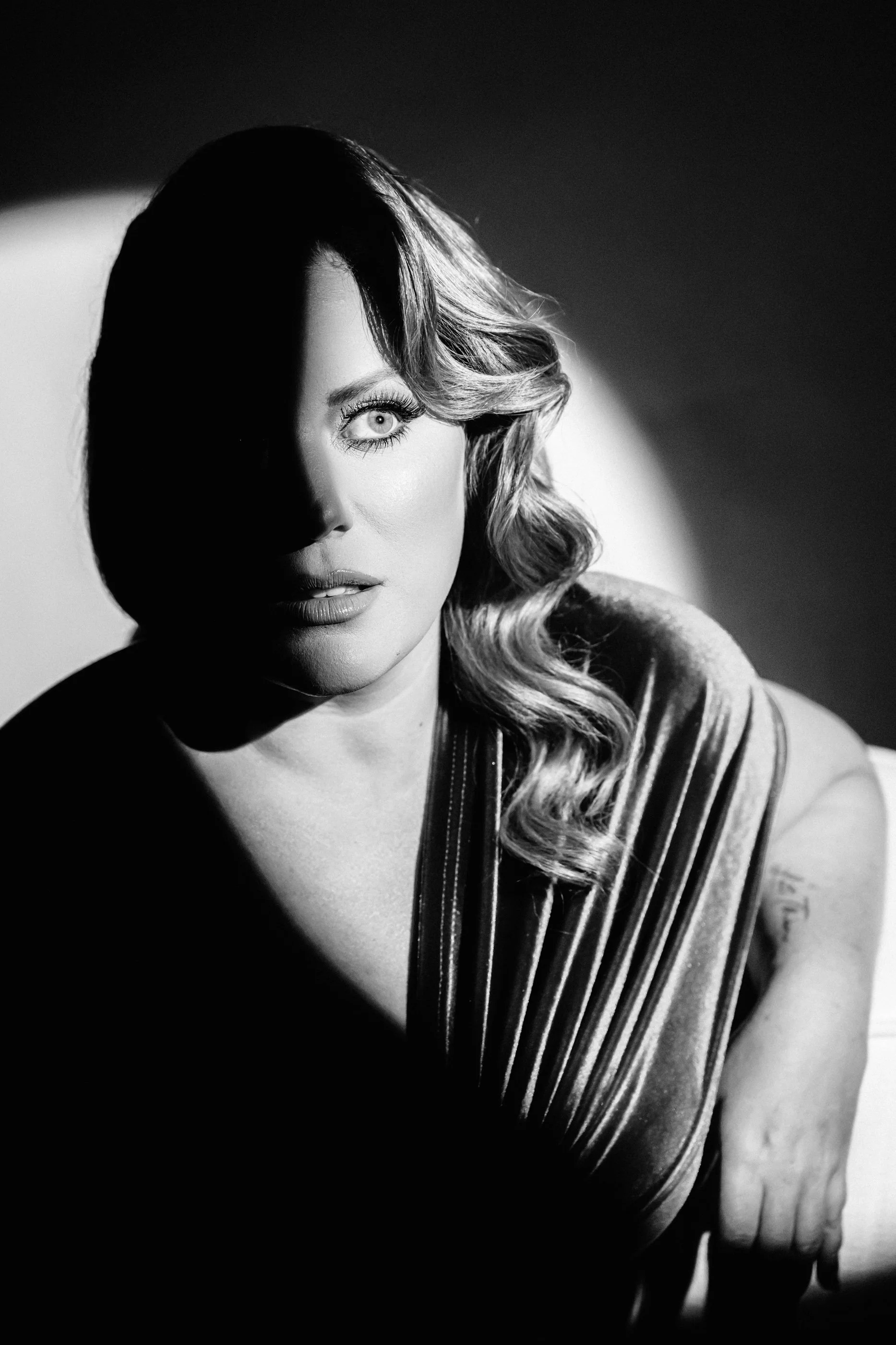 OldHollywoodGlamourPortraits_BW_JH_Amy_2025_006454.jpg