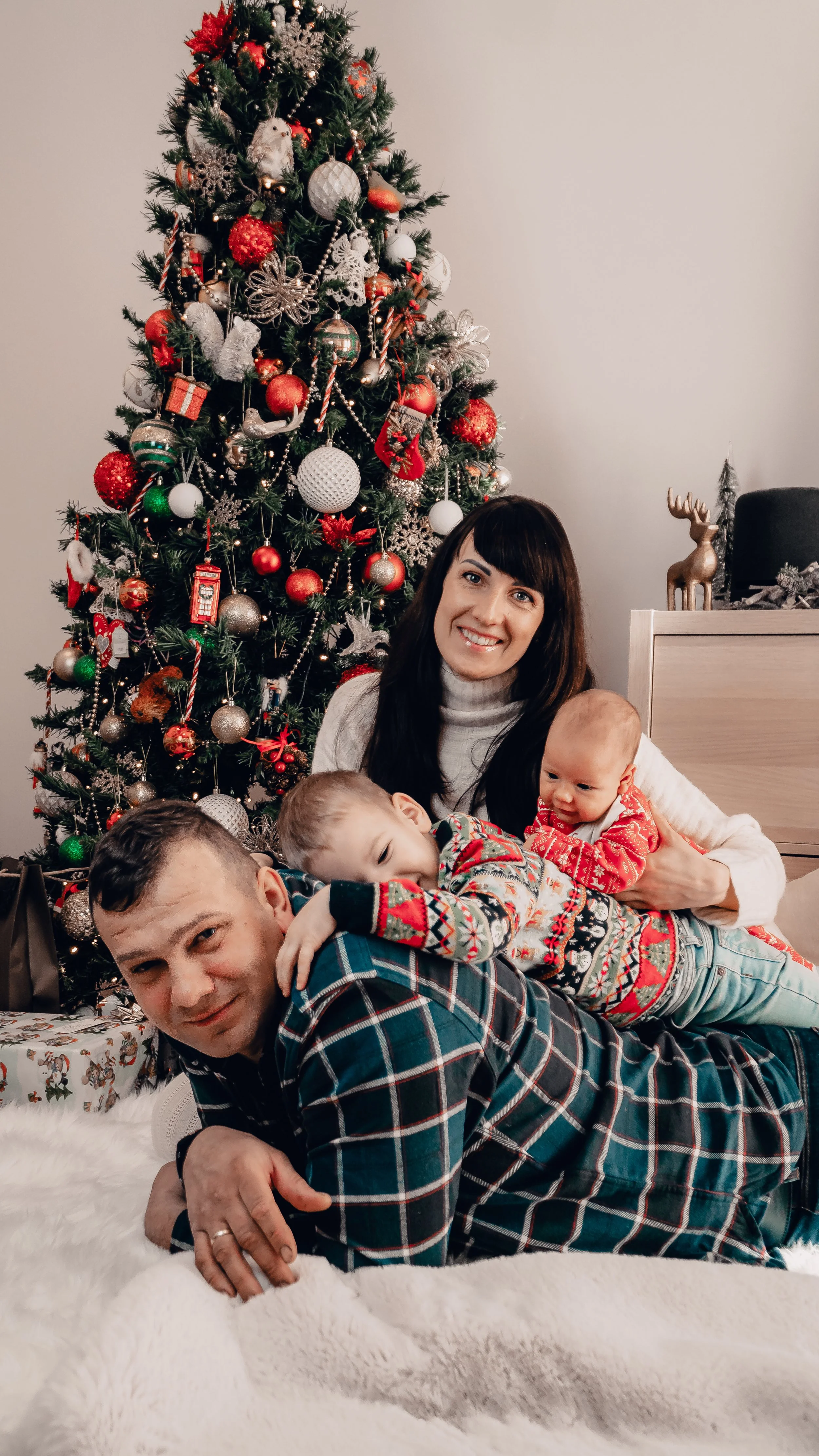 Christmas family indoor photoshoot, beautiful and happy, Hampshire, West Sussex