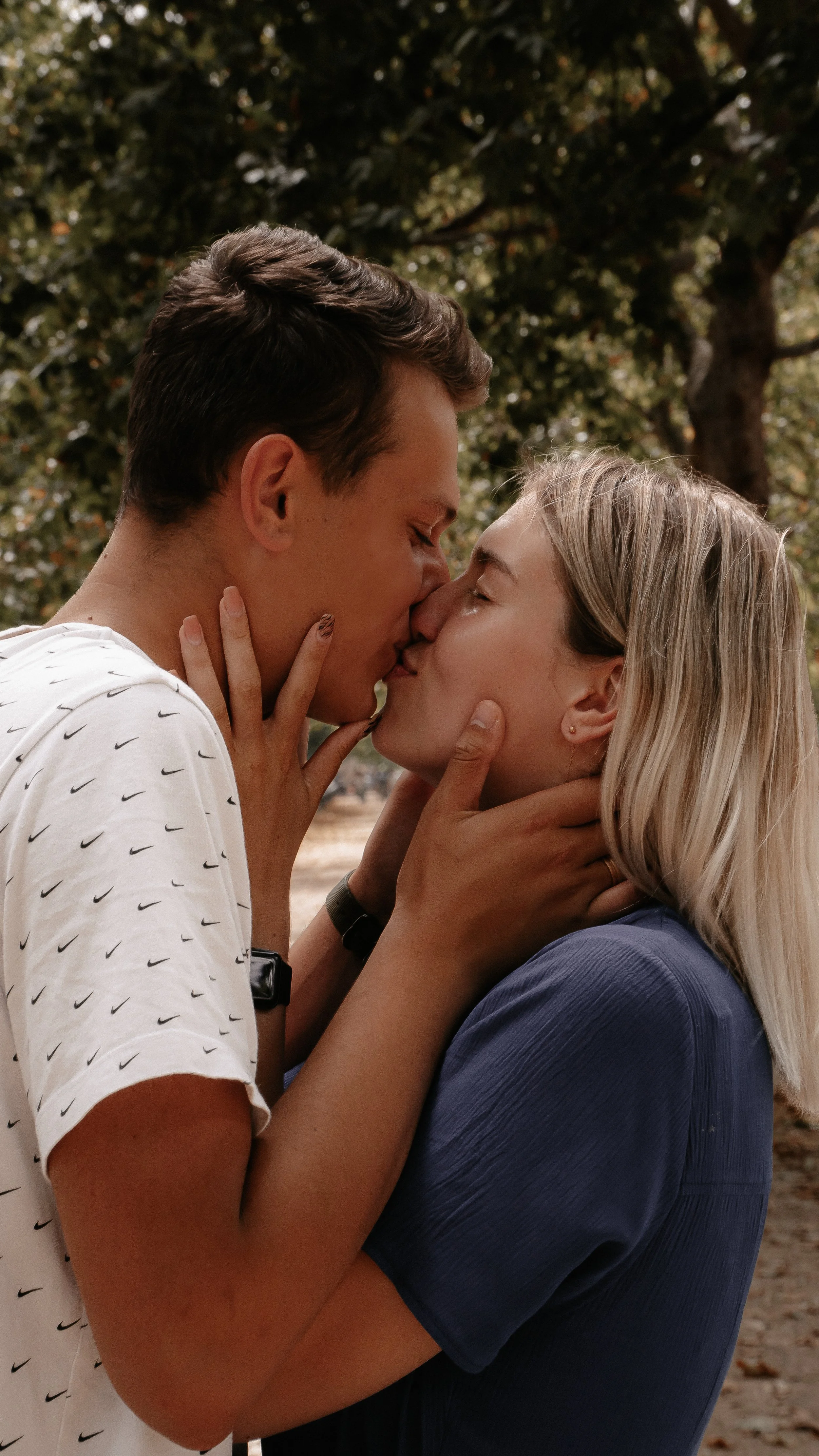 Romantic couple outdoor photoshoot in London, Mobile photographer