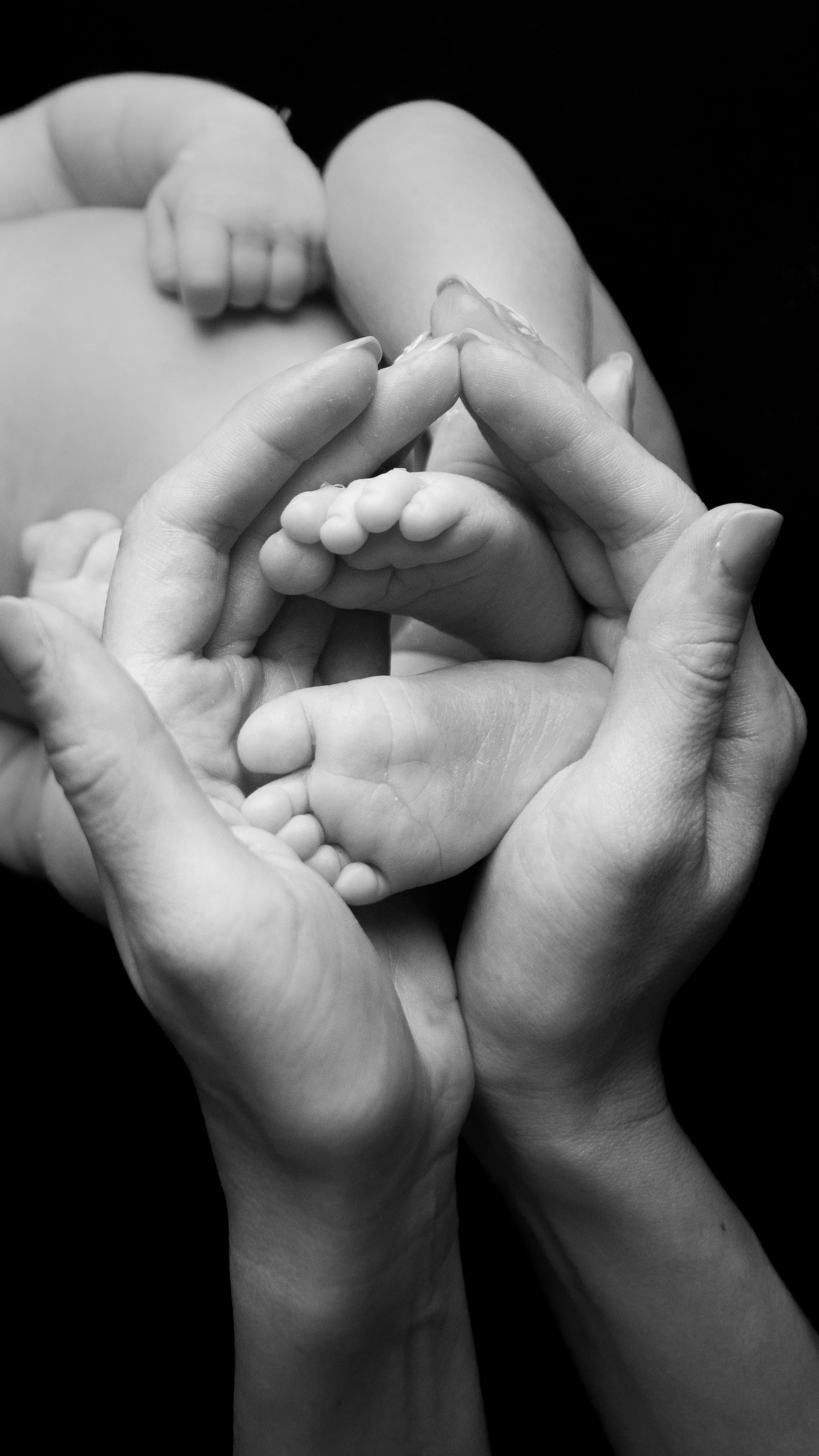 newborn hand photoshoot, black and white color theme, Hampshire and West Sussex 