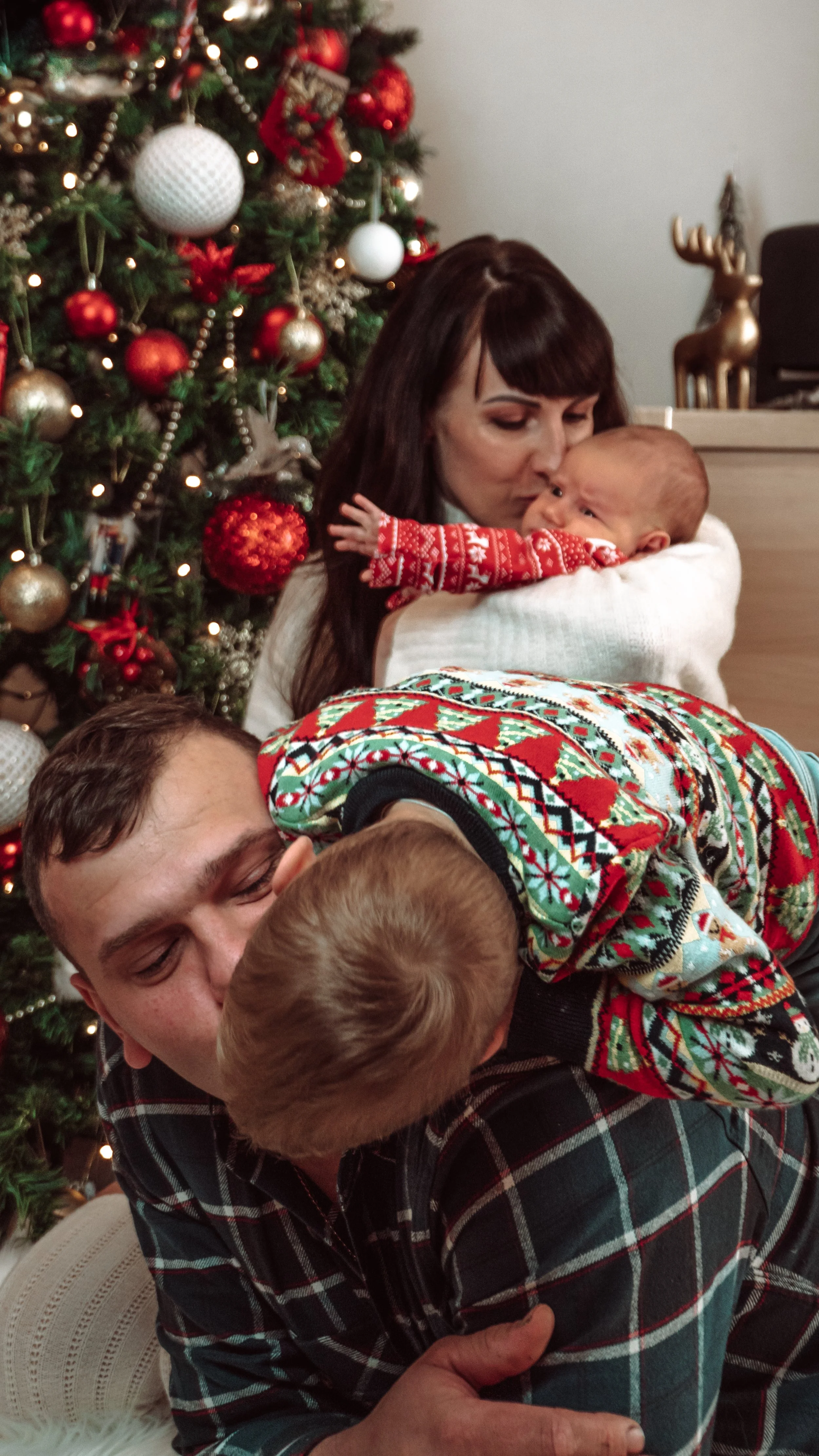 Christmas family indoor photoshoot, beautiful and happy, Hampshire, West Sussex