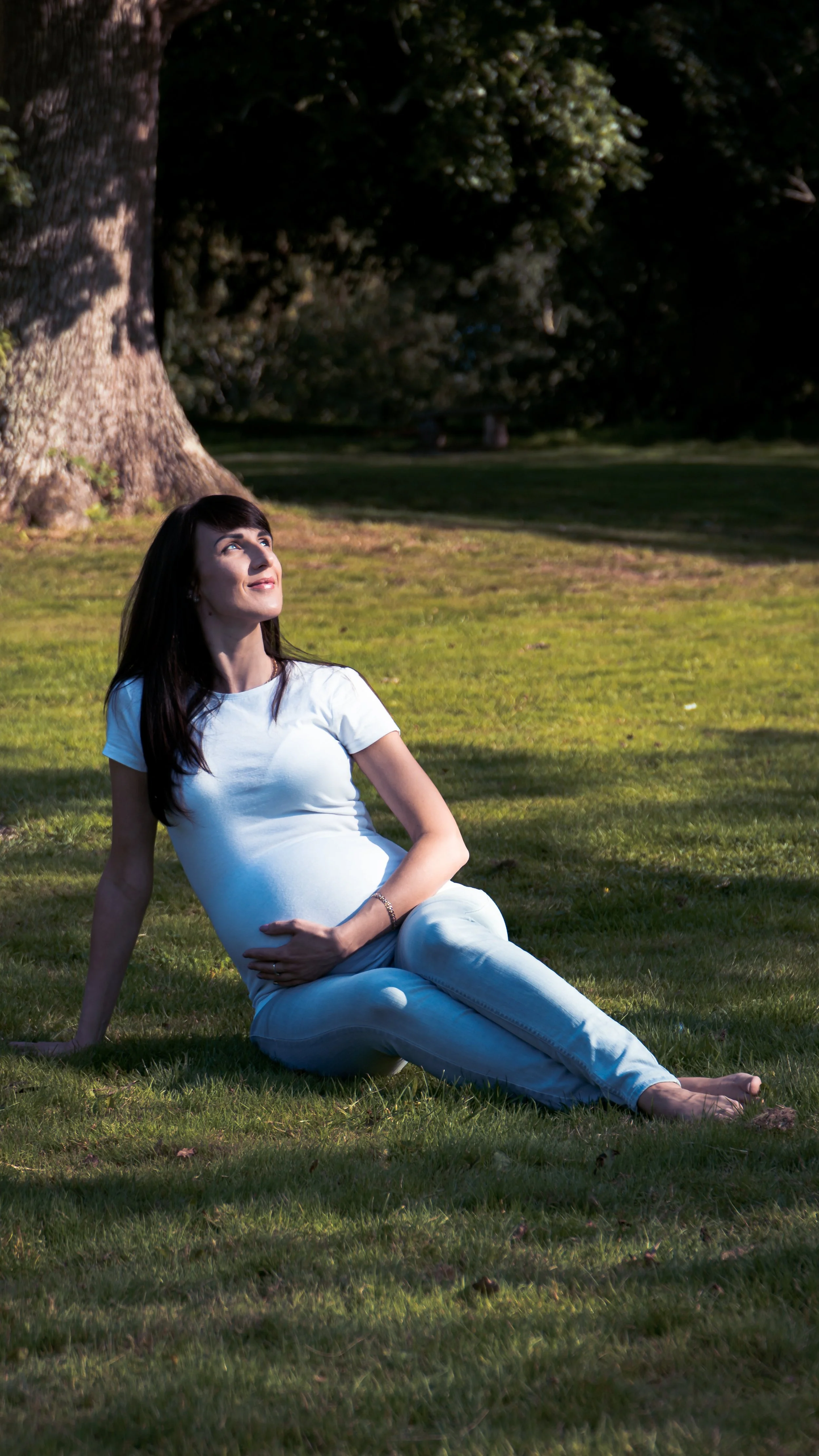 Maternity outdoor photoshoot, Staunton park, Havant, Portsouth, Hampshire and West Sussex, in jeans