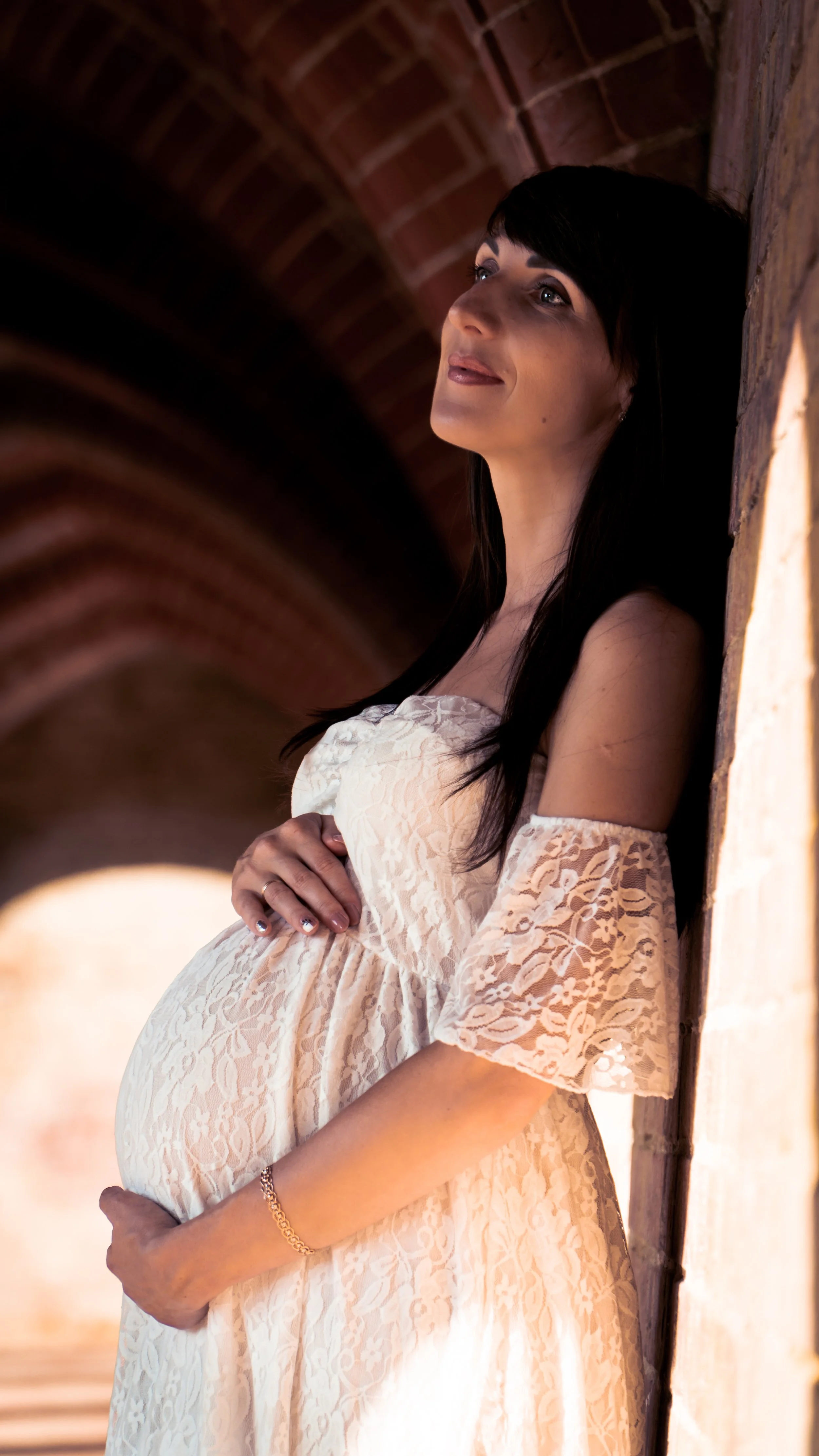 beautiful maternity photoshoot, Staunton park, Hampshire, in white dress