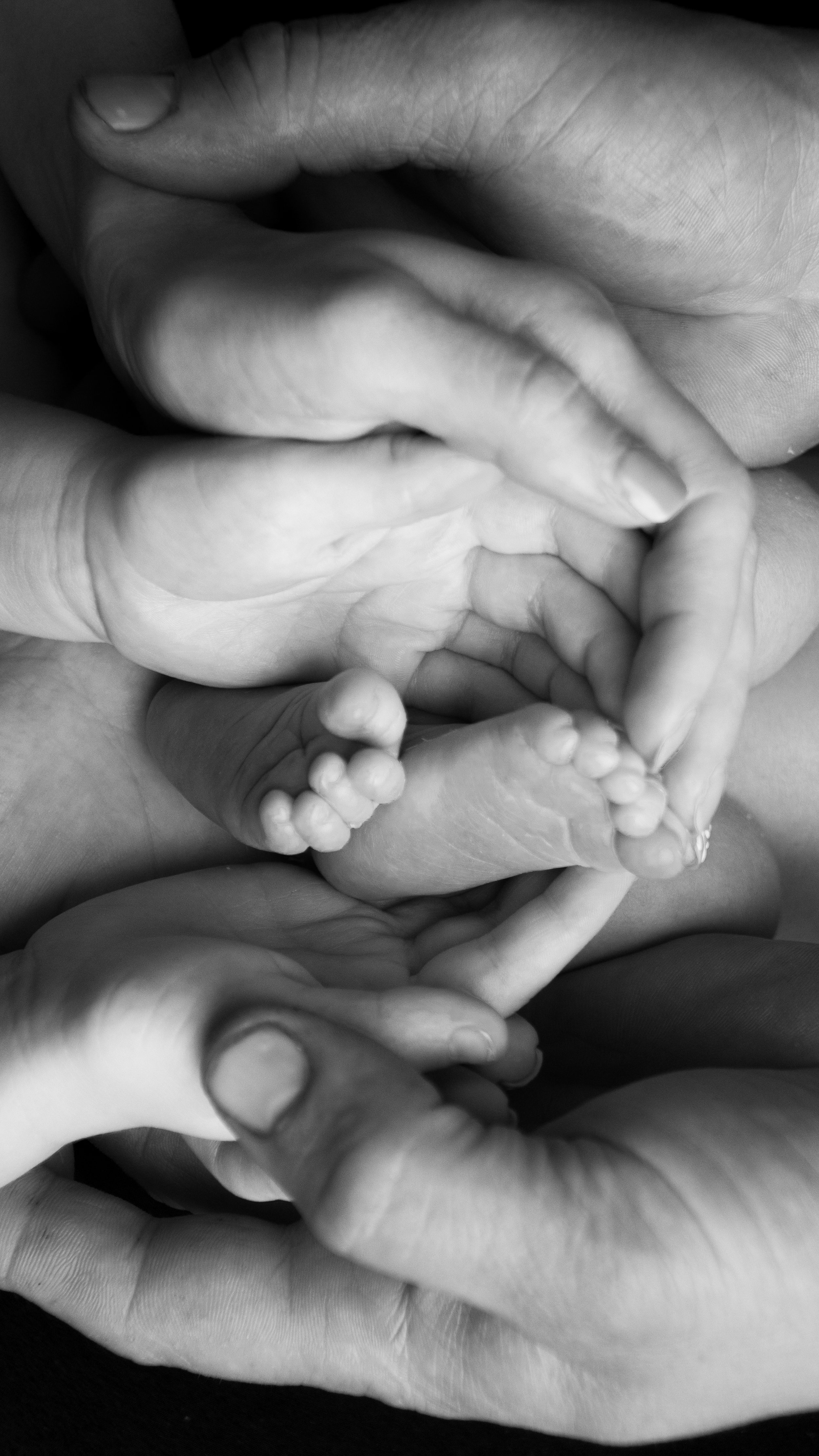 newborn hand photoshoot, black and white color theme, Hampshire and West Sussex 
