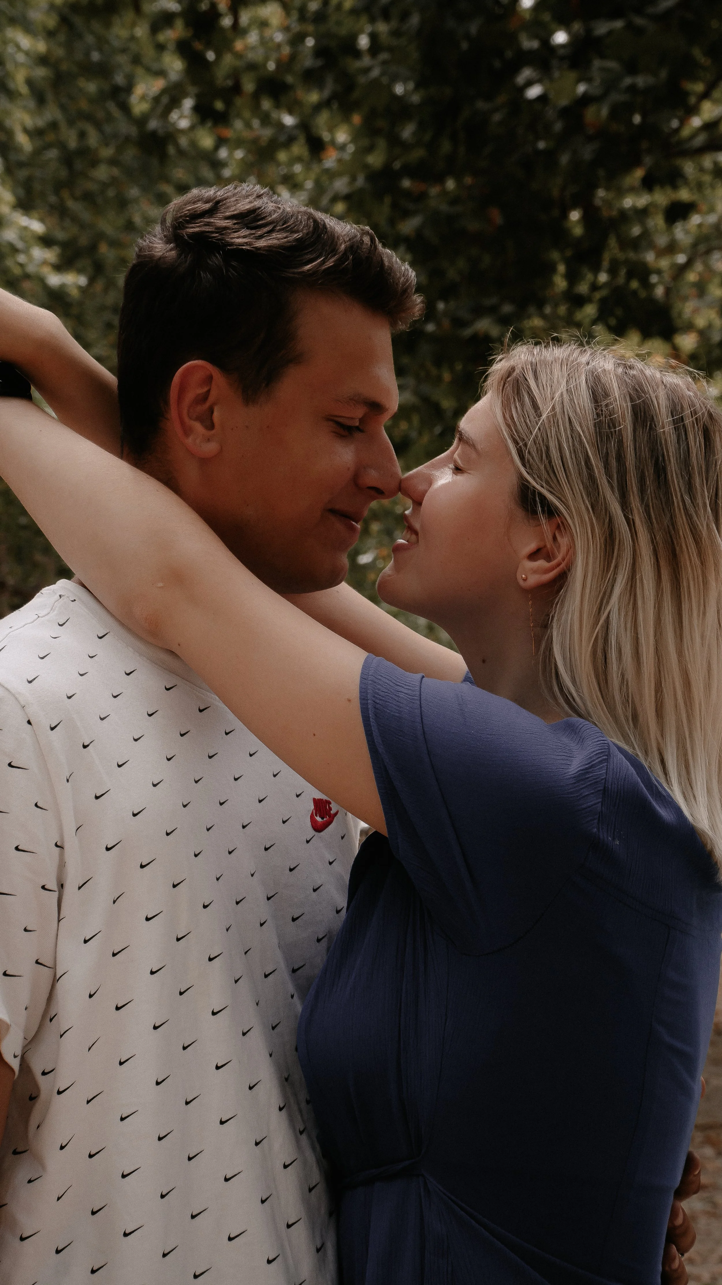 Romantic couple outdoor photoshoot in London, Mobile photographer