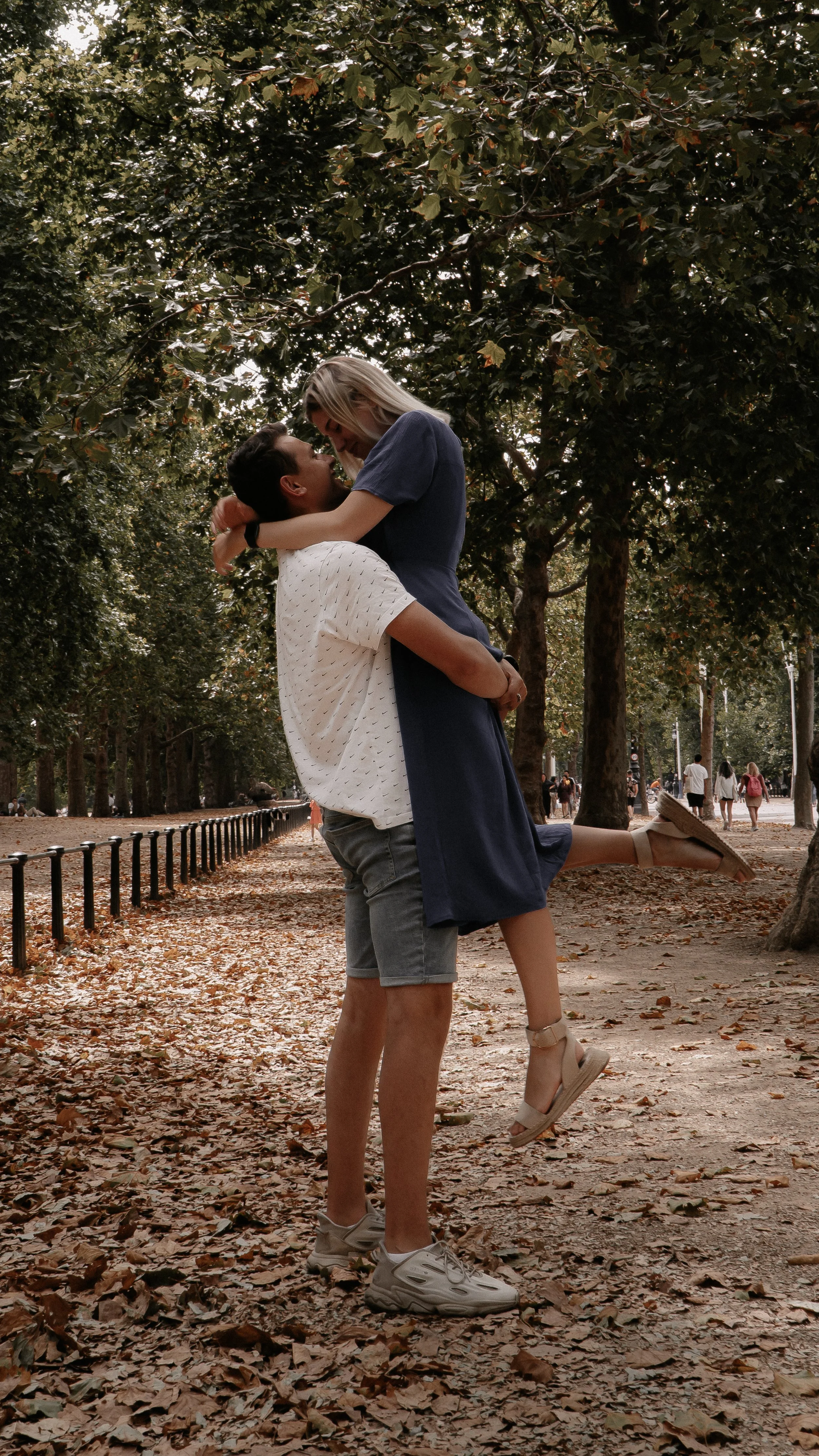 Couple outdoor photoshoot in London, Mobile photographer