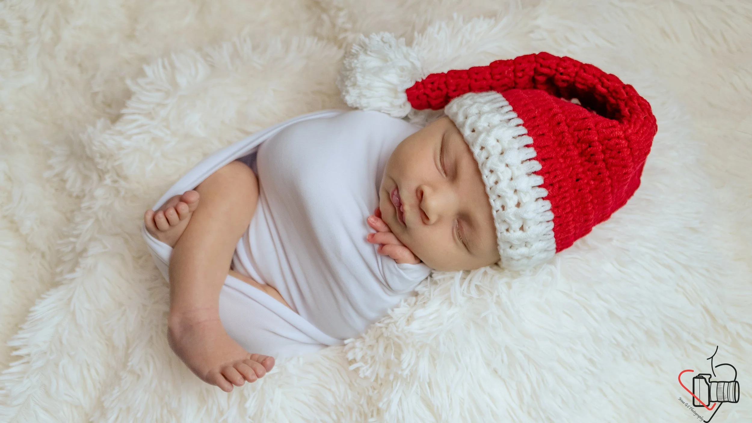newborn Christmas photoshoot, white color theme, Hampshire and West Sussex, Wincheter, Chichester, Emsworth, Portsmouth, Petersfield