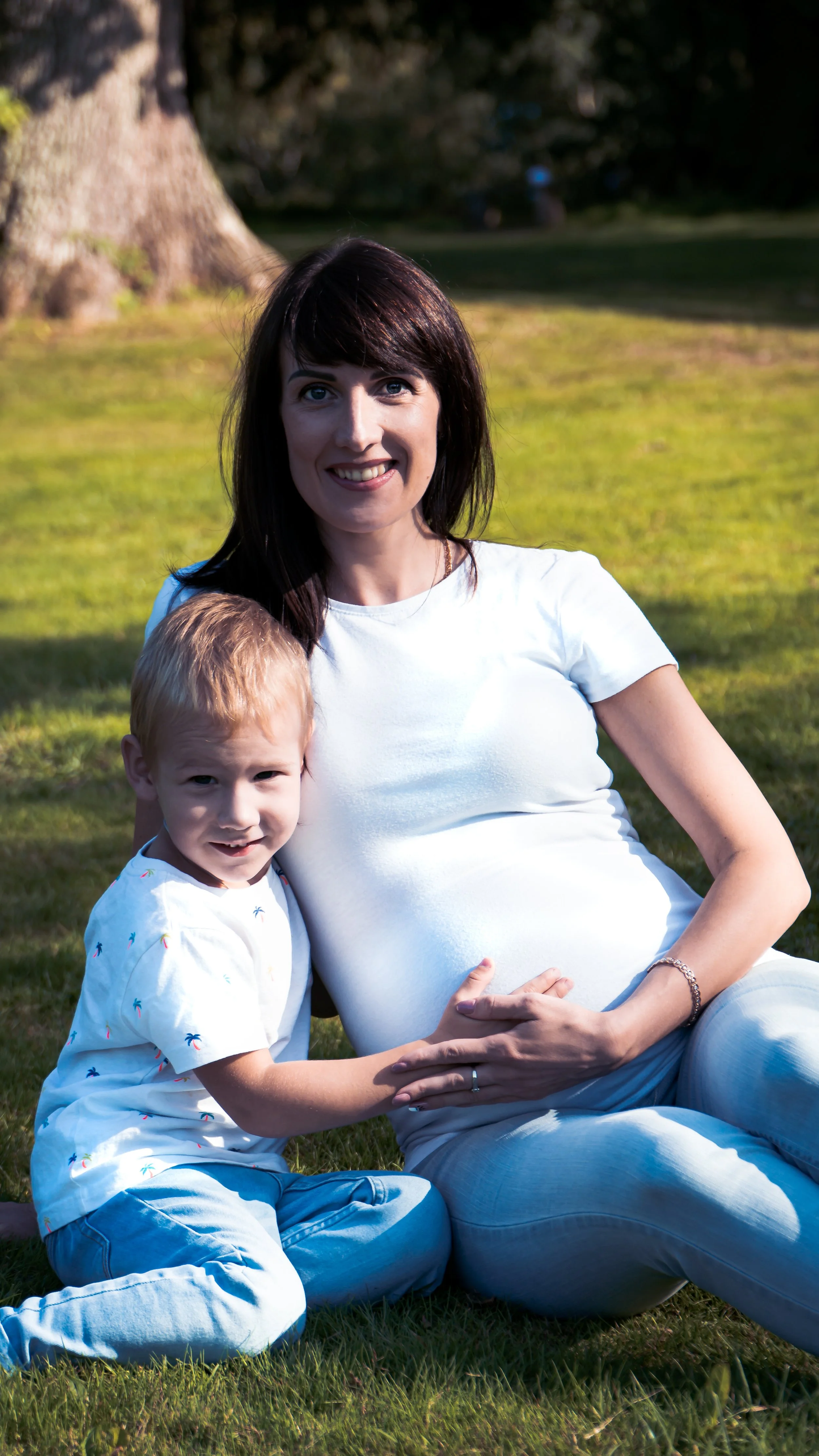 Maternity with kids outdoor photoshoot, Staunton park, Havant, Portsouth, Hampshire and West Sussex, in jeans