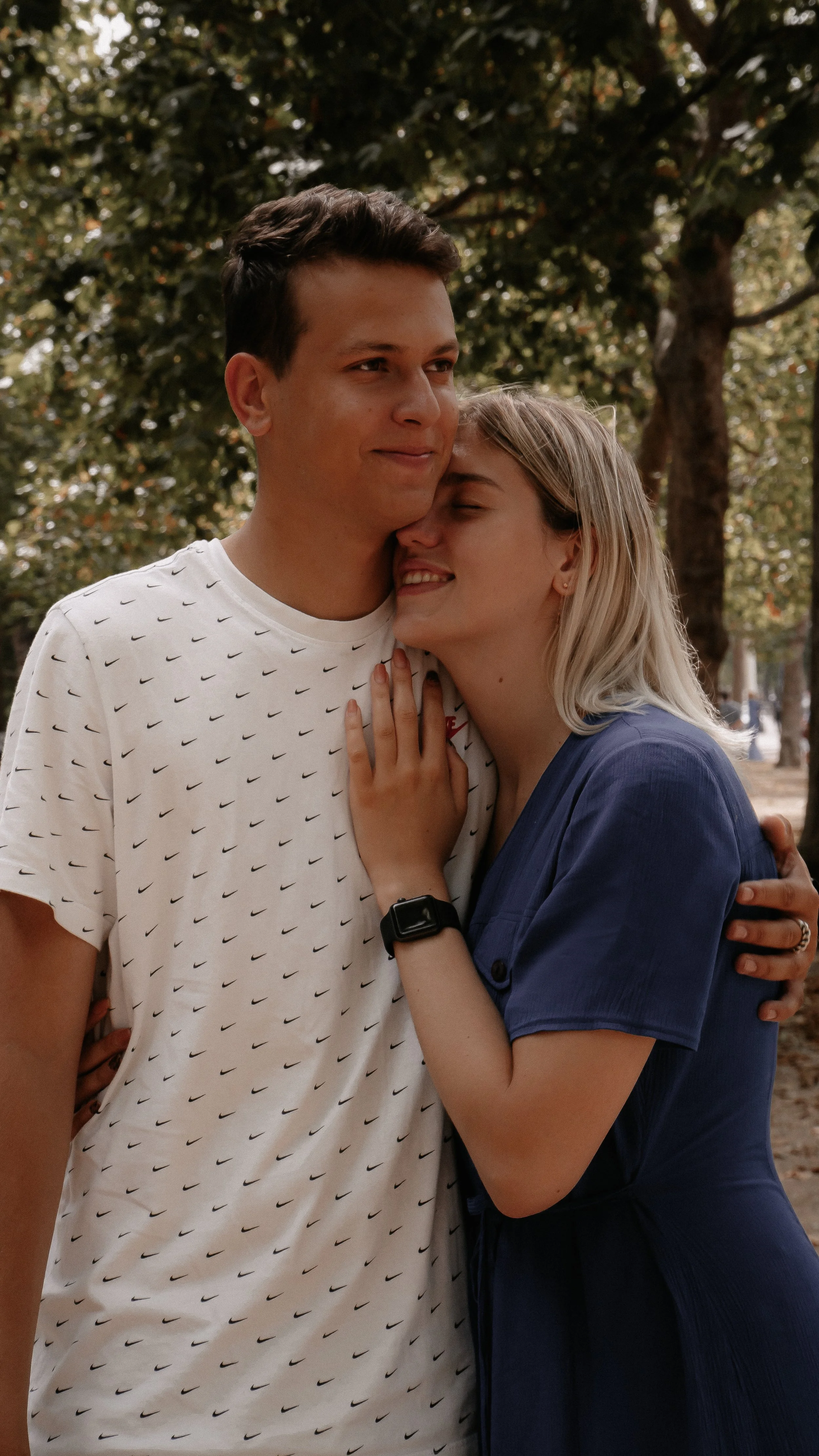 Romantic couple outdoor photoshoot in London, Mobile photographer