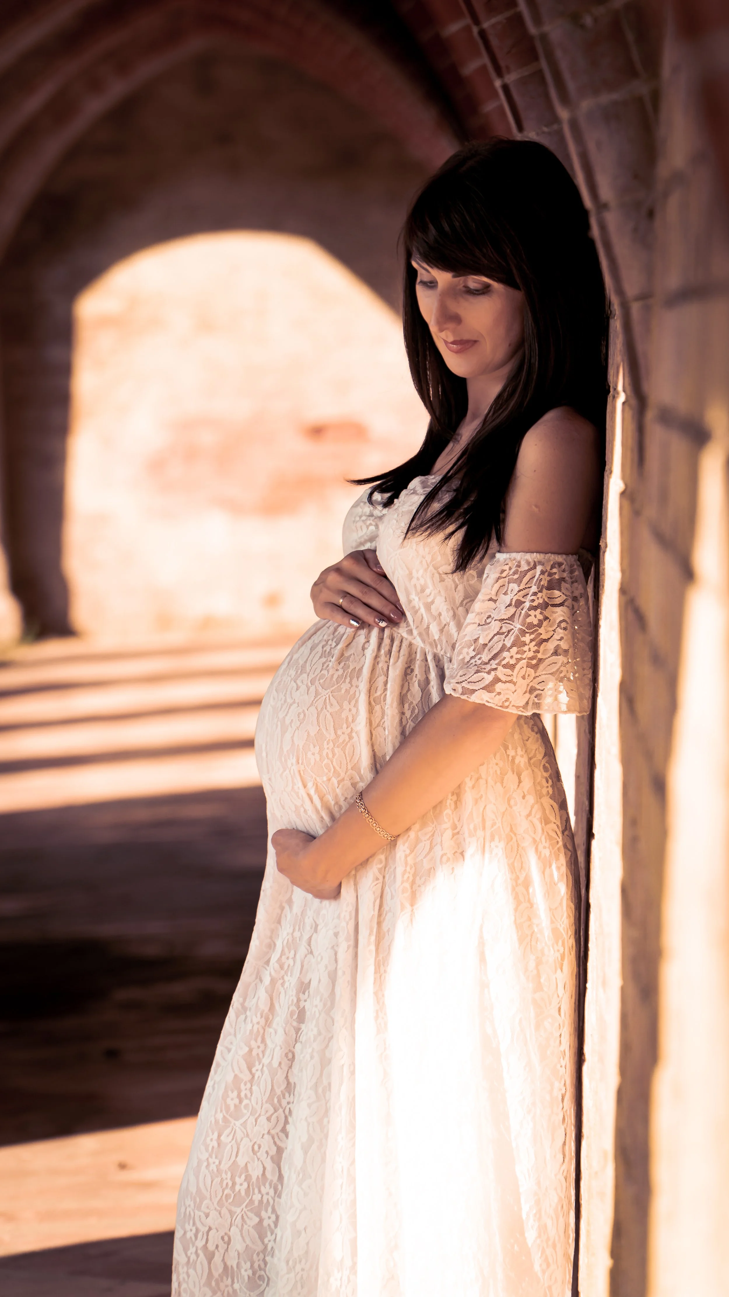 Maternity photoshoot, Staunton park, Hampshire, in white dress