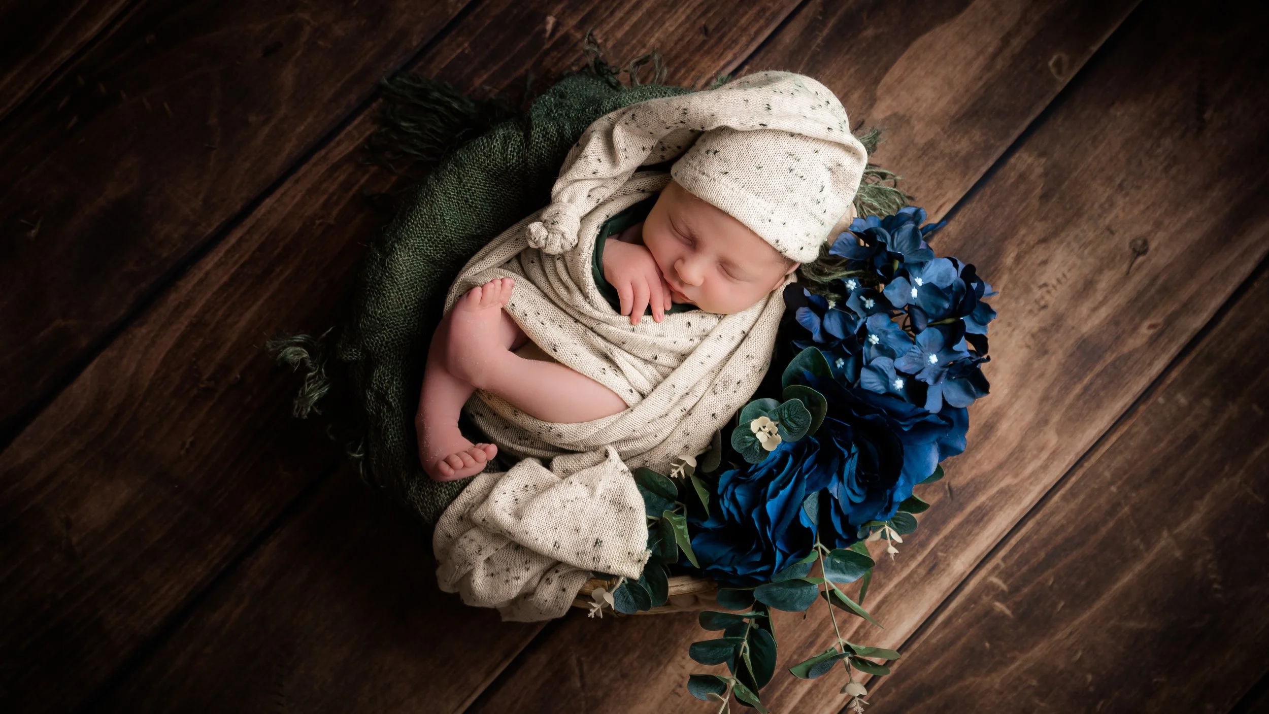 newborn photoshoot, black and white color theme, Hampshire and West Sussex 