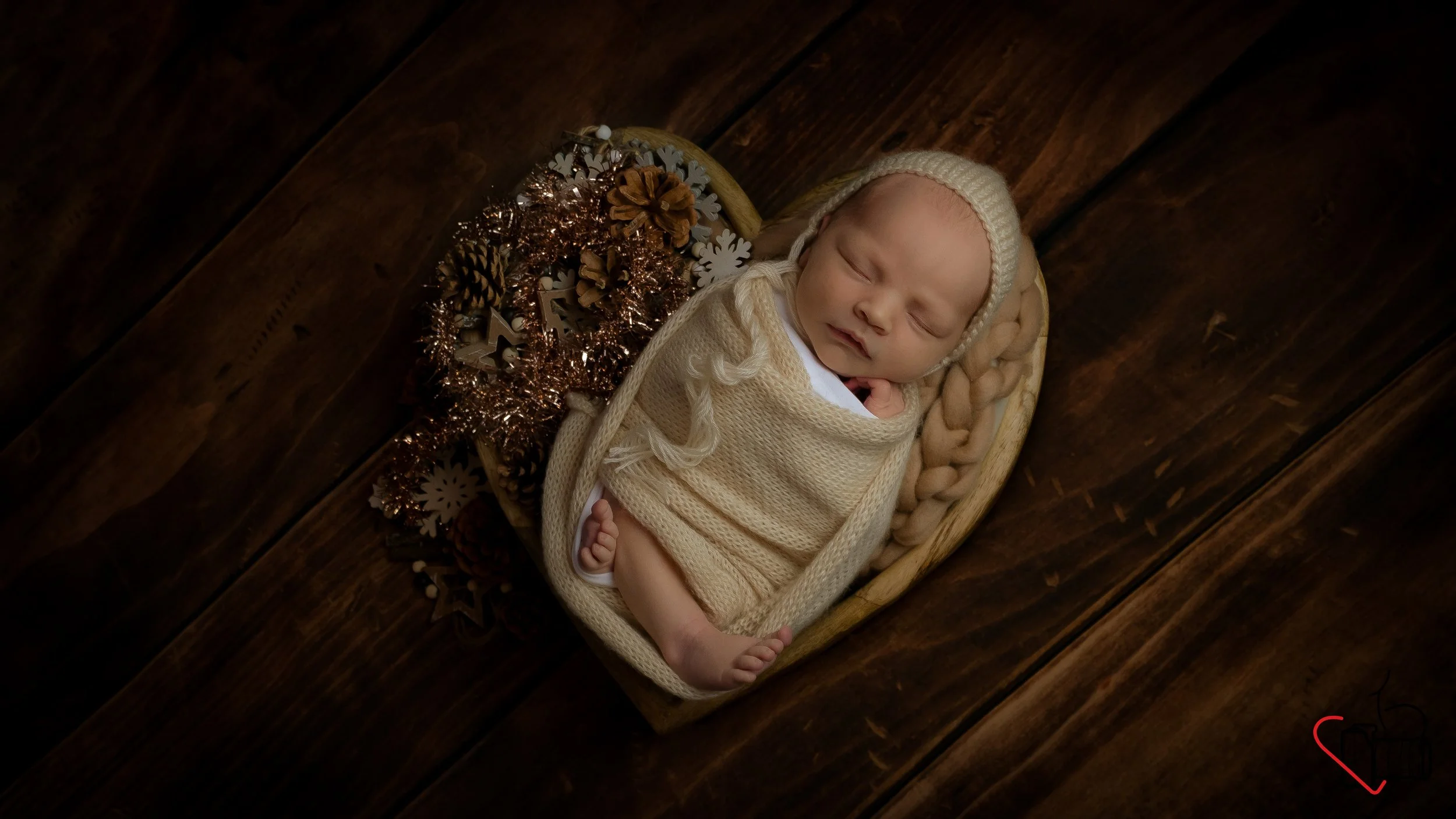 newborn Christmas photoshoot, neutral color theme, Hampshire and West Sussex, Wincheter, Chichester, Emsworth, Portsmouth, Petersfield
