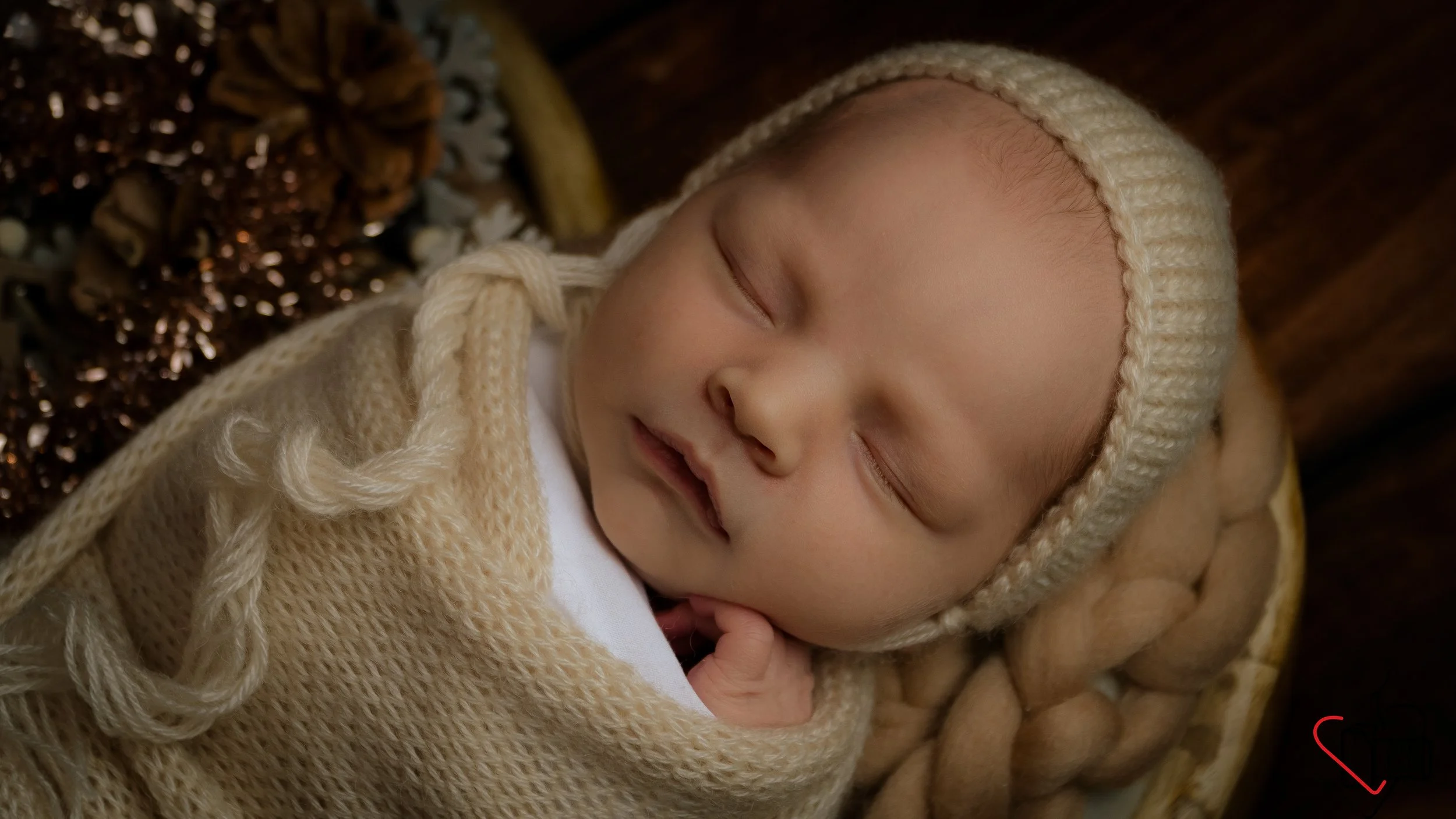 newborn Christmas photoshoot, neutral color theme, Hampshire and West Sussex, Wincheter, Chichester, Emsworth, Portsmouth, Petersfield